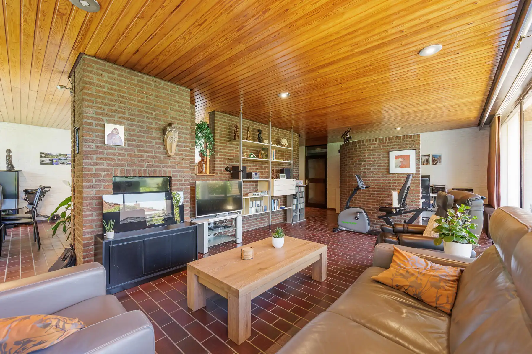 Laagbouwwoning met 3 slaapkamers op een perceel van 708m². foto 3