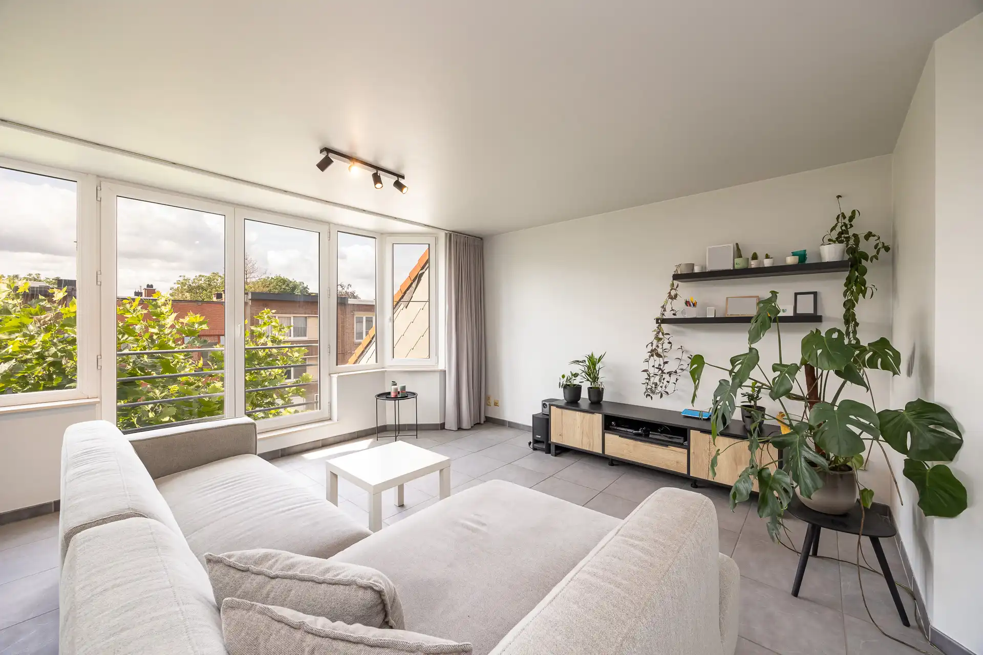 Instapklaar en recent gerenoveerd 2-slaapkamer appartement foto {{pictureIndex}}