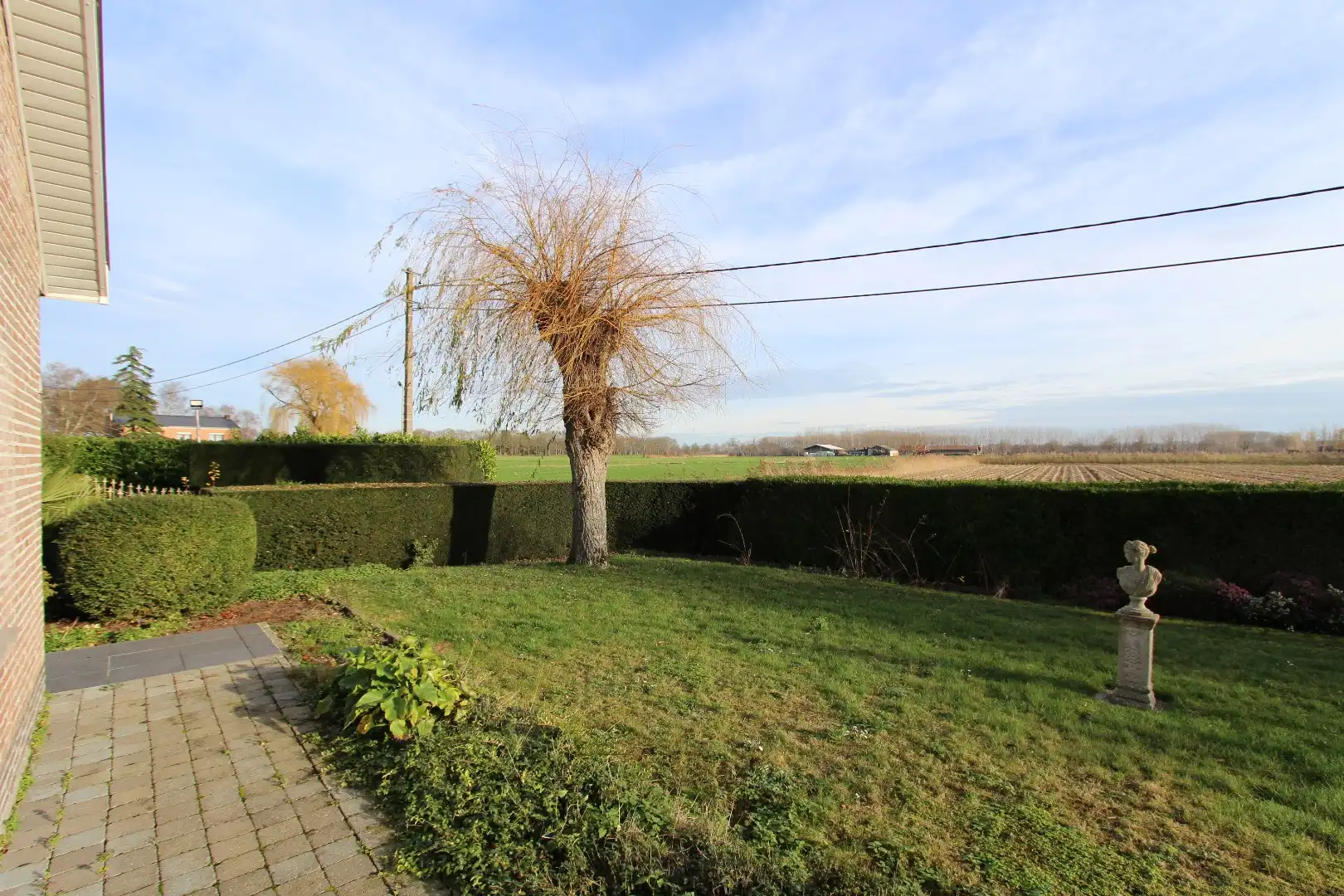 Landelijk gelegen woning met loods foto 8