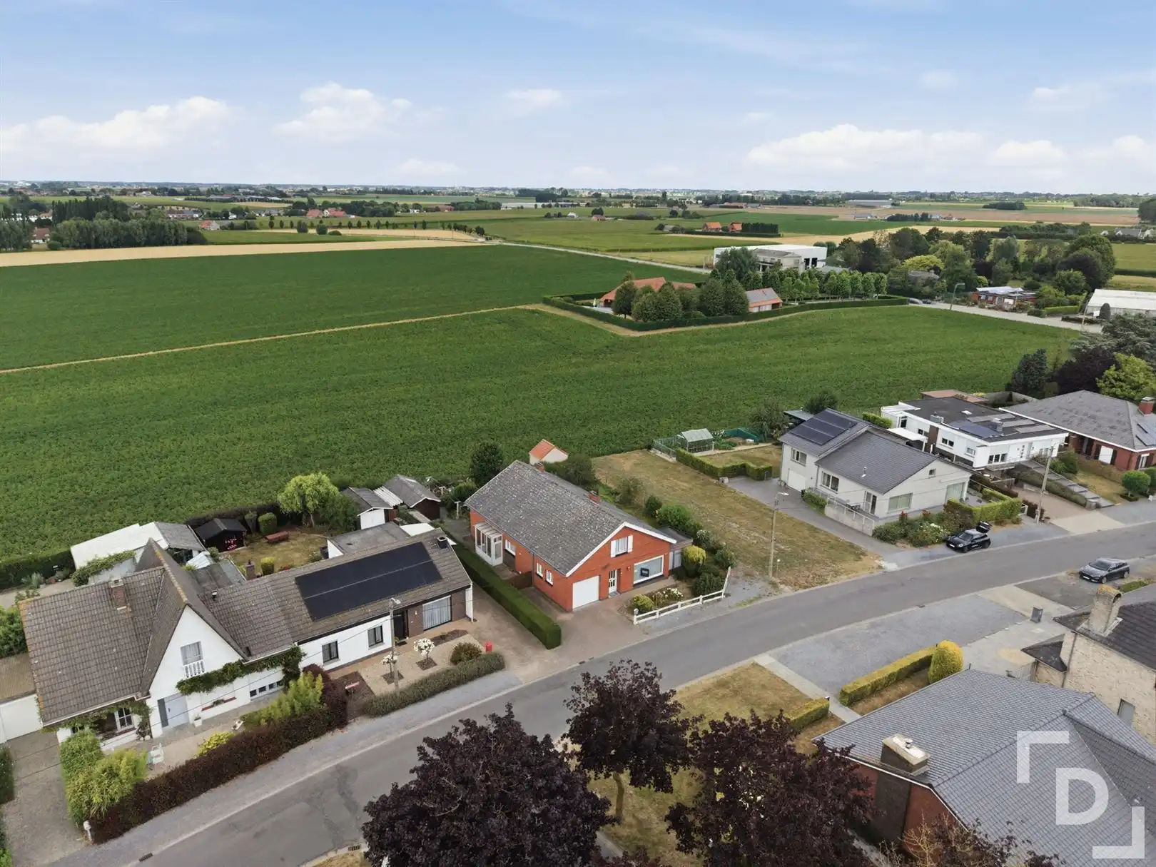 Losstaande woning met landelijke verzichten te koop in Ieper. foto 33