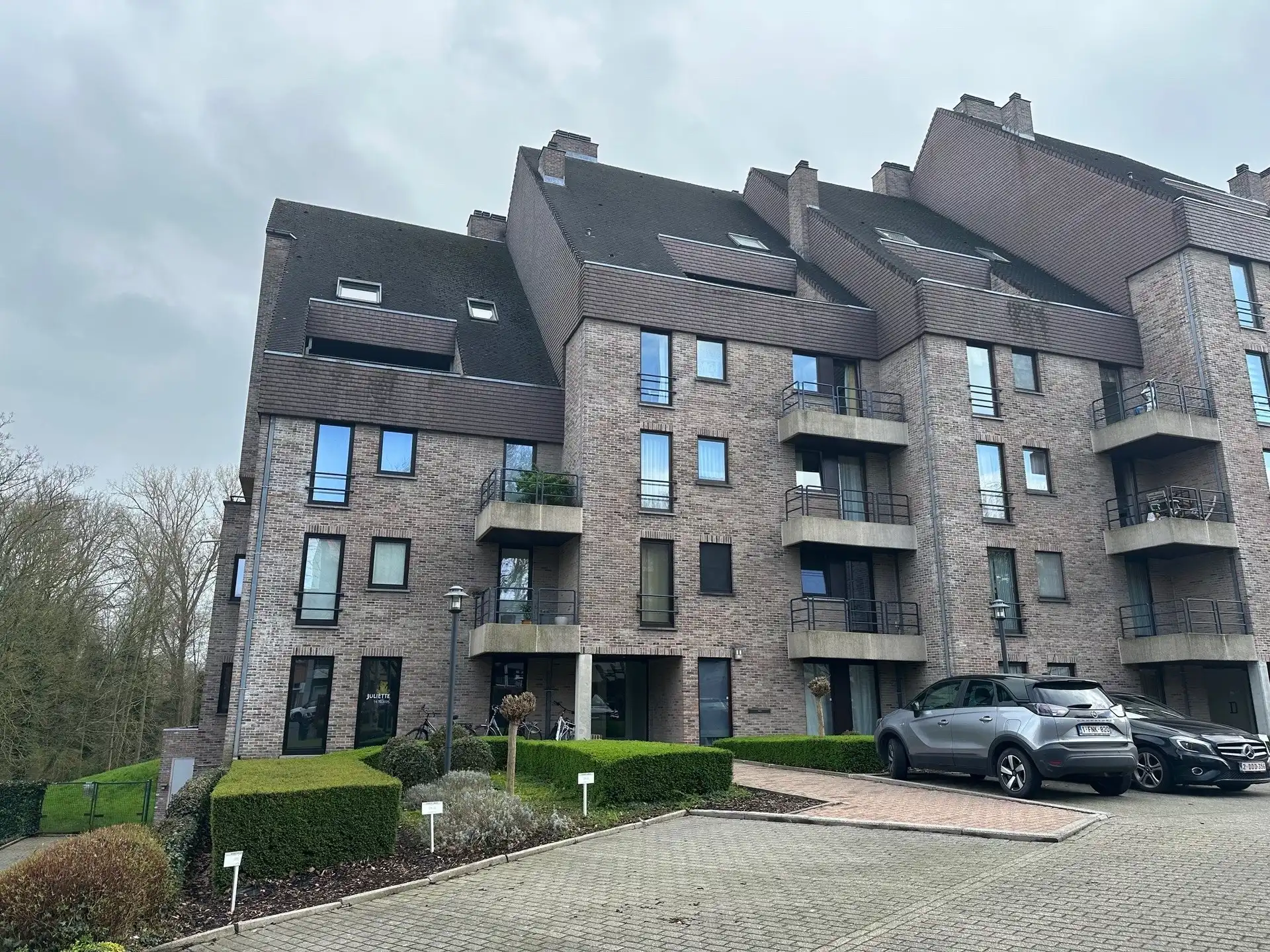 Ruim duplex-appartement met 3 slaapkamers en 2 autostaanplaatsen foto {{pictureIndex}}