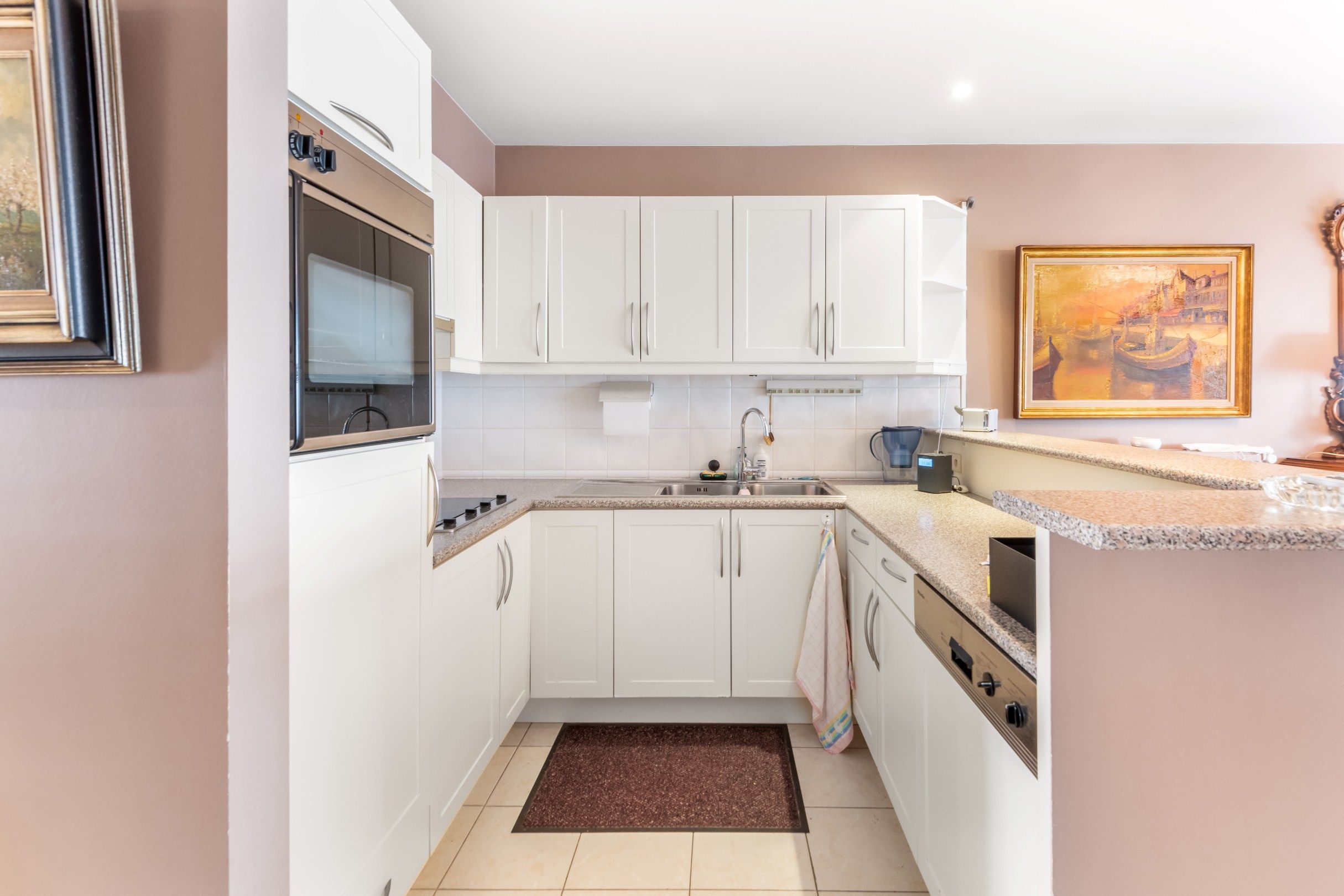 Zeer centraal gelegen, ongemeubeld appartement in de Dumortierlaan op enkele stappen van de Lippenslaan en de Zeedijk. foto 9