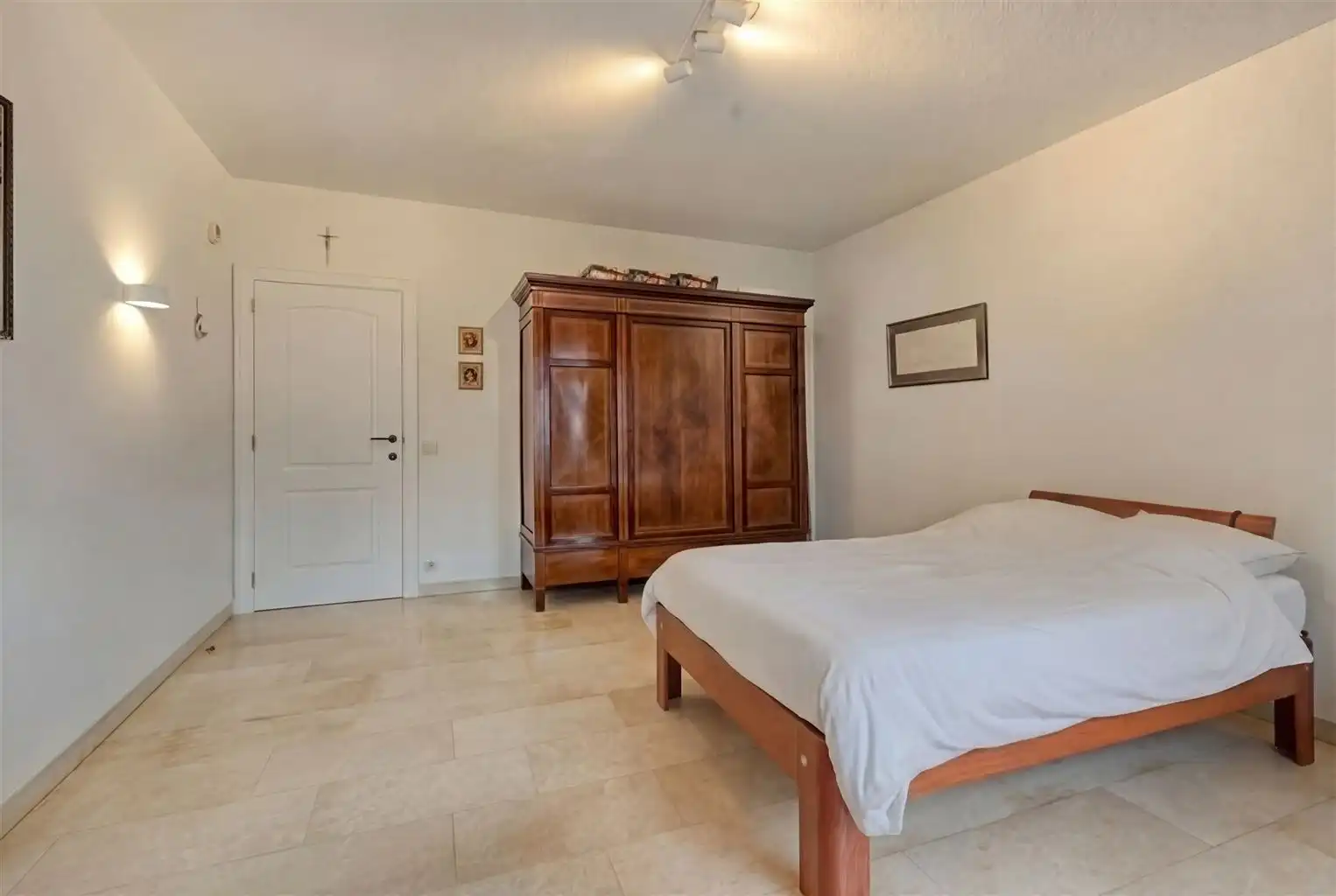 Prachtig, uitzonderlijk ruim appartement met 2 slaapkamers, 2 terrassen en inpandige garagebox, gelegen nabij het centrum van Maaseik. foto 15