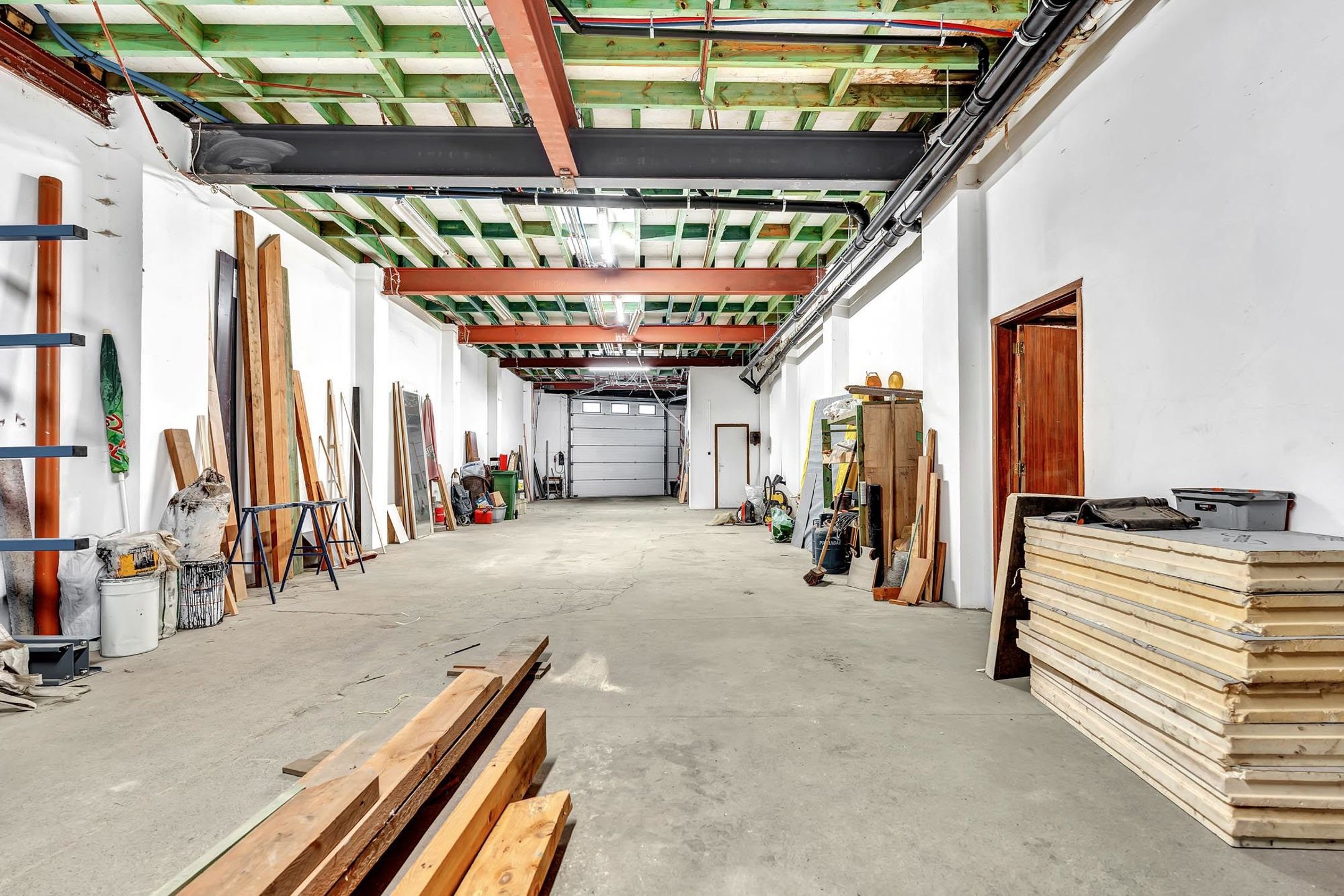 Goed gelegen opslagplaats met ruim af te werken appartement foto 2