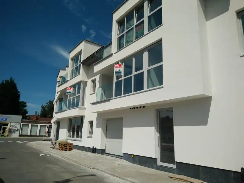 Ondergrondse autostaanplaats in centrum van Evergem foto {{pictureIndex}}