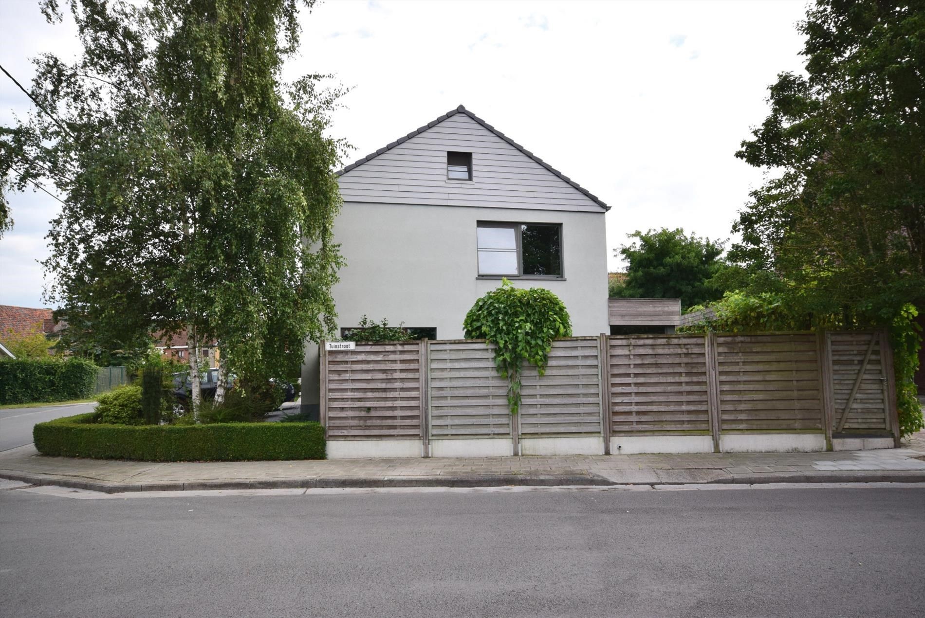 WONING MET ZONNIGE STADSTUIN foto 19