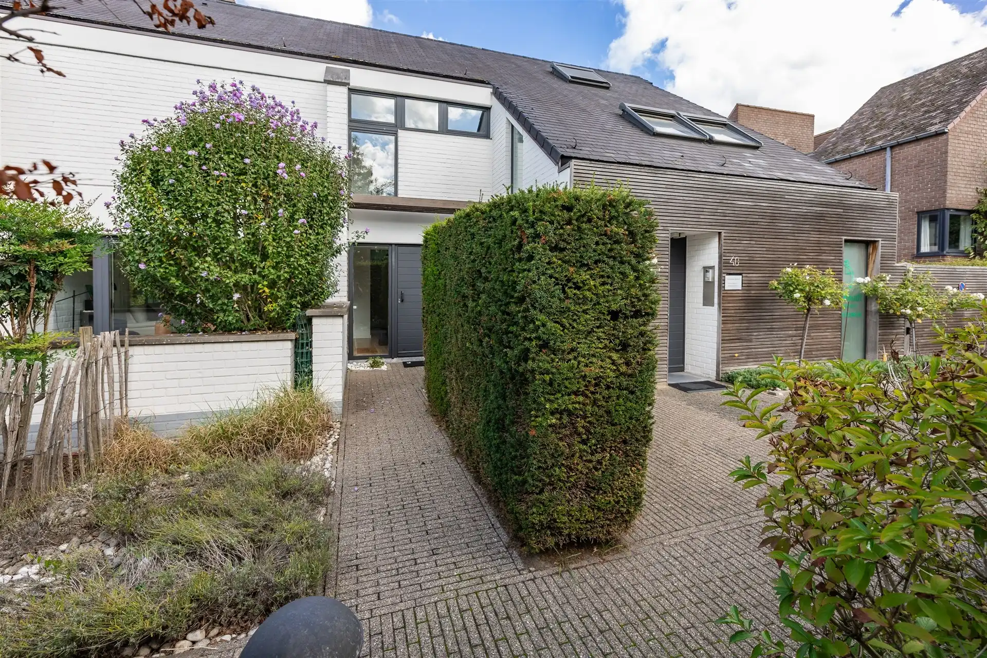 Riante woning met 4 slaapkamers , tuin en praktijk foto 2