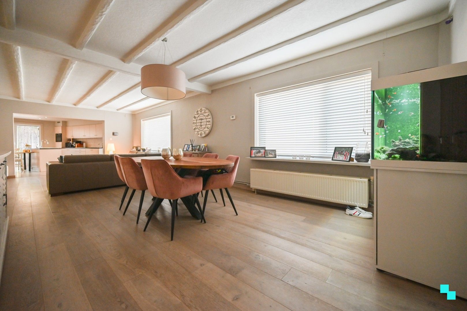 Ruim magazijn met kantoorruimtes en woonst te Lendelede foto 14