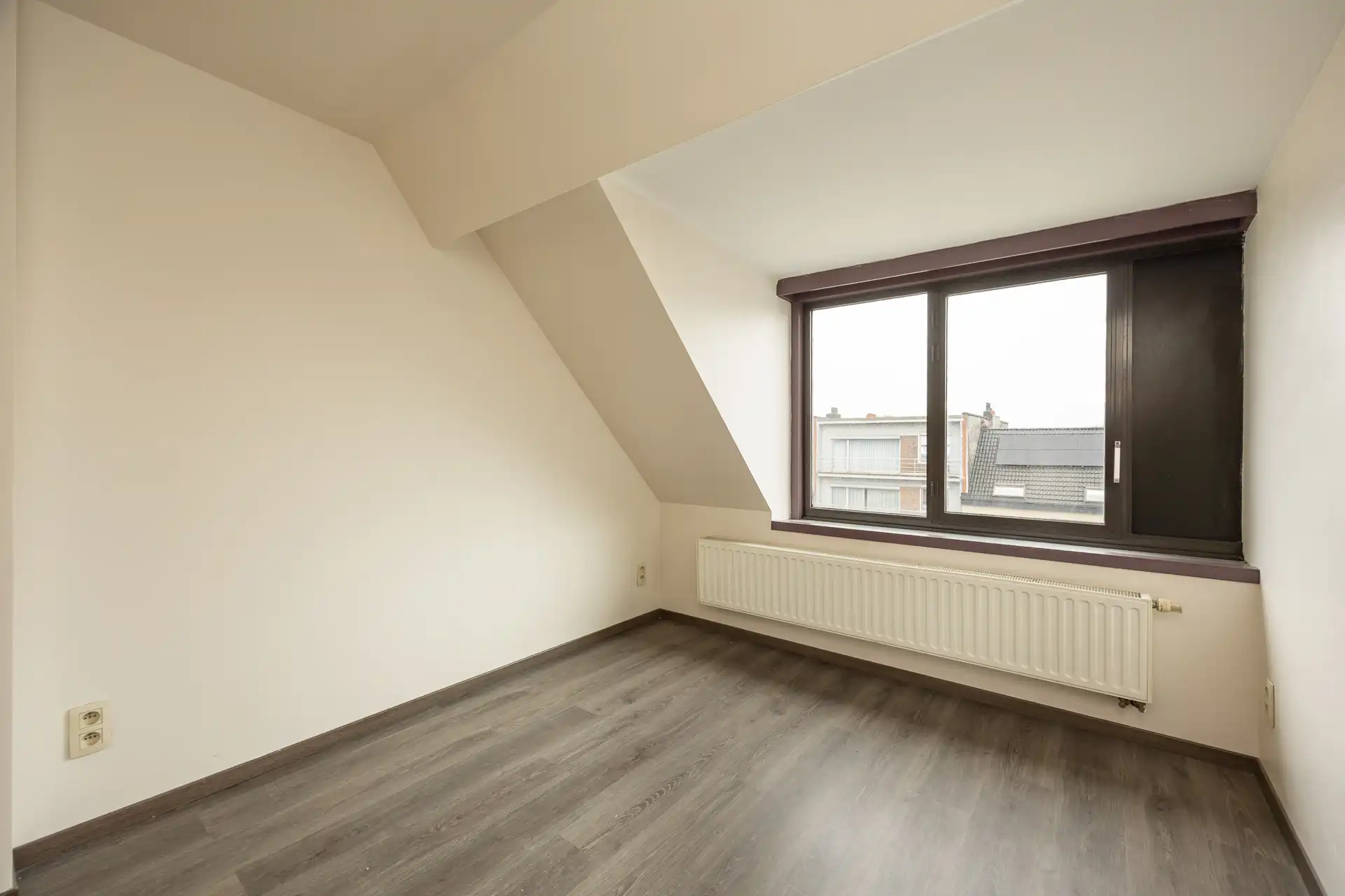 Zeer ruime woning met oprit, garage, terras en grote tuin! foto 15