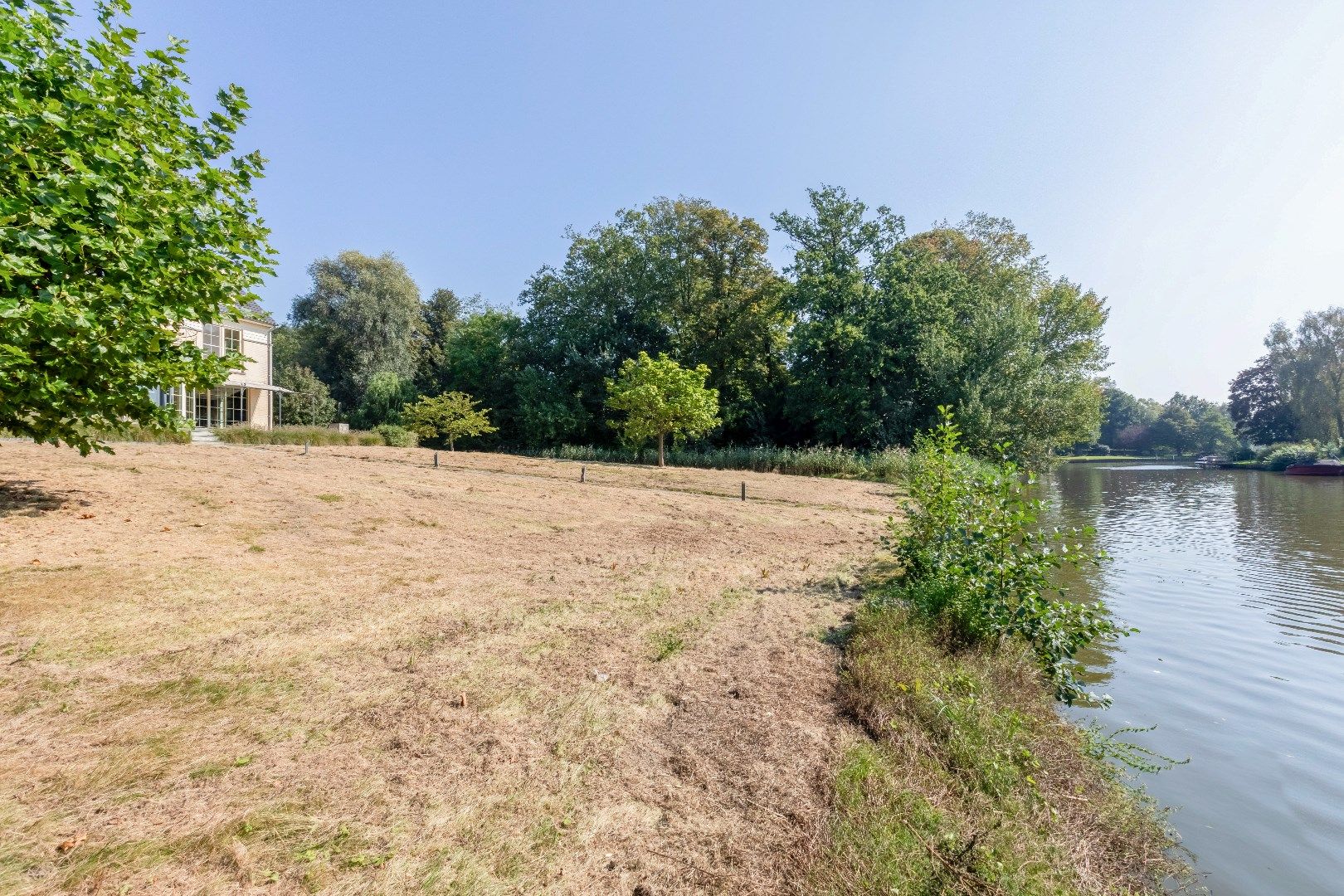 Zuidgeoriënteerde bouwgrond op een  perceel van  1325m²  foto 2