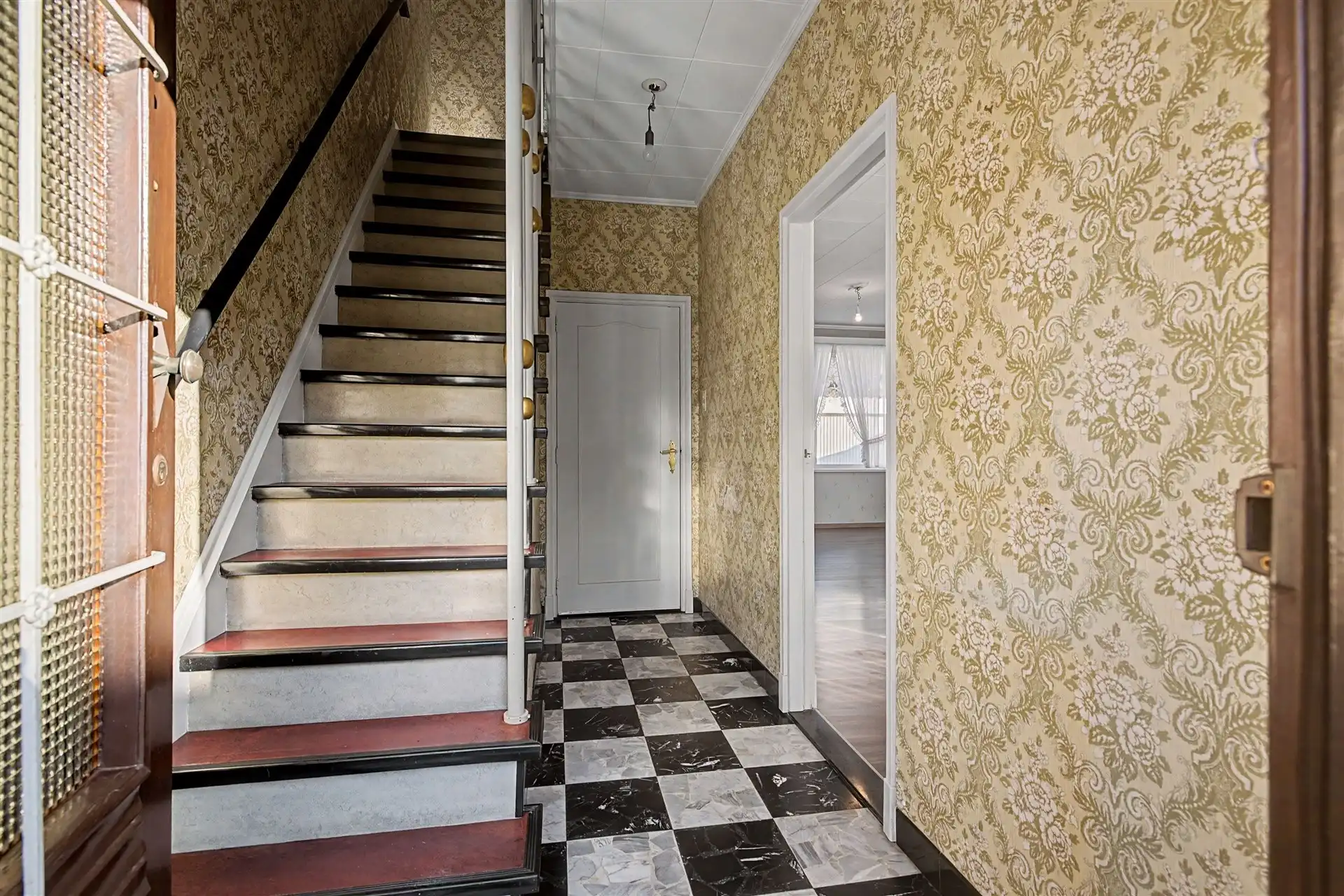 Uitstekend gelegen halfopen bebouwing met ruime oprit, 3 slaapkamers en uitgestrekte tuin foto 11