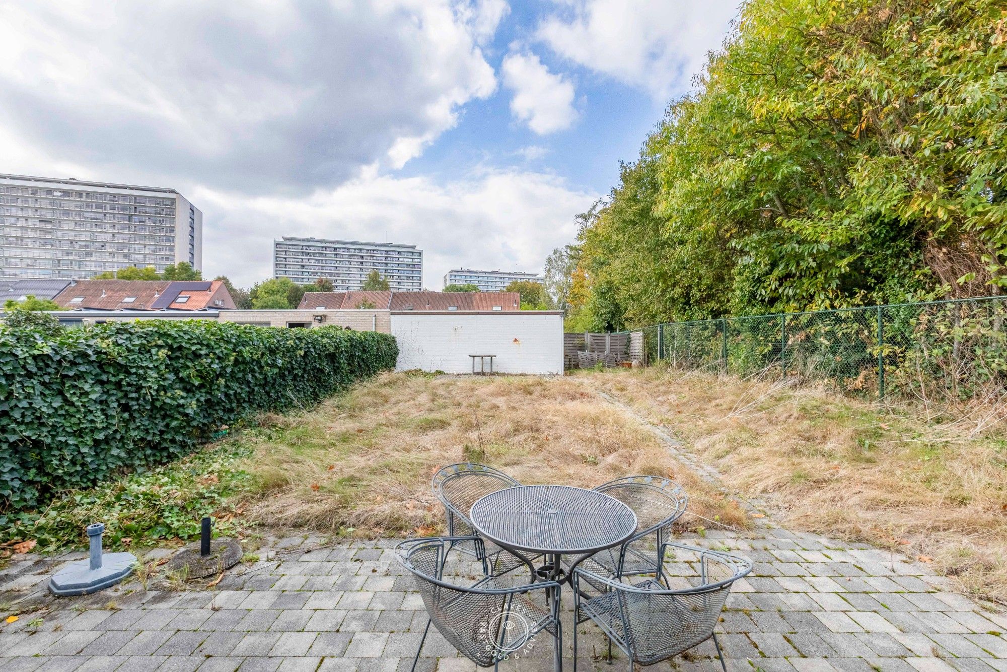 Centraal gelegen halfopen bebouwing met dubbele garage foto 3