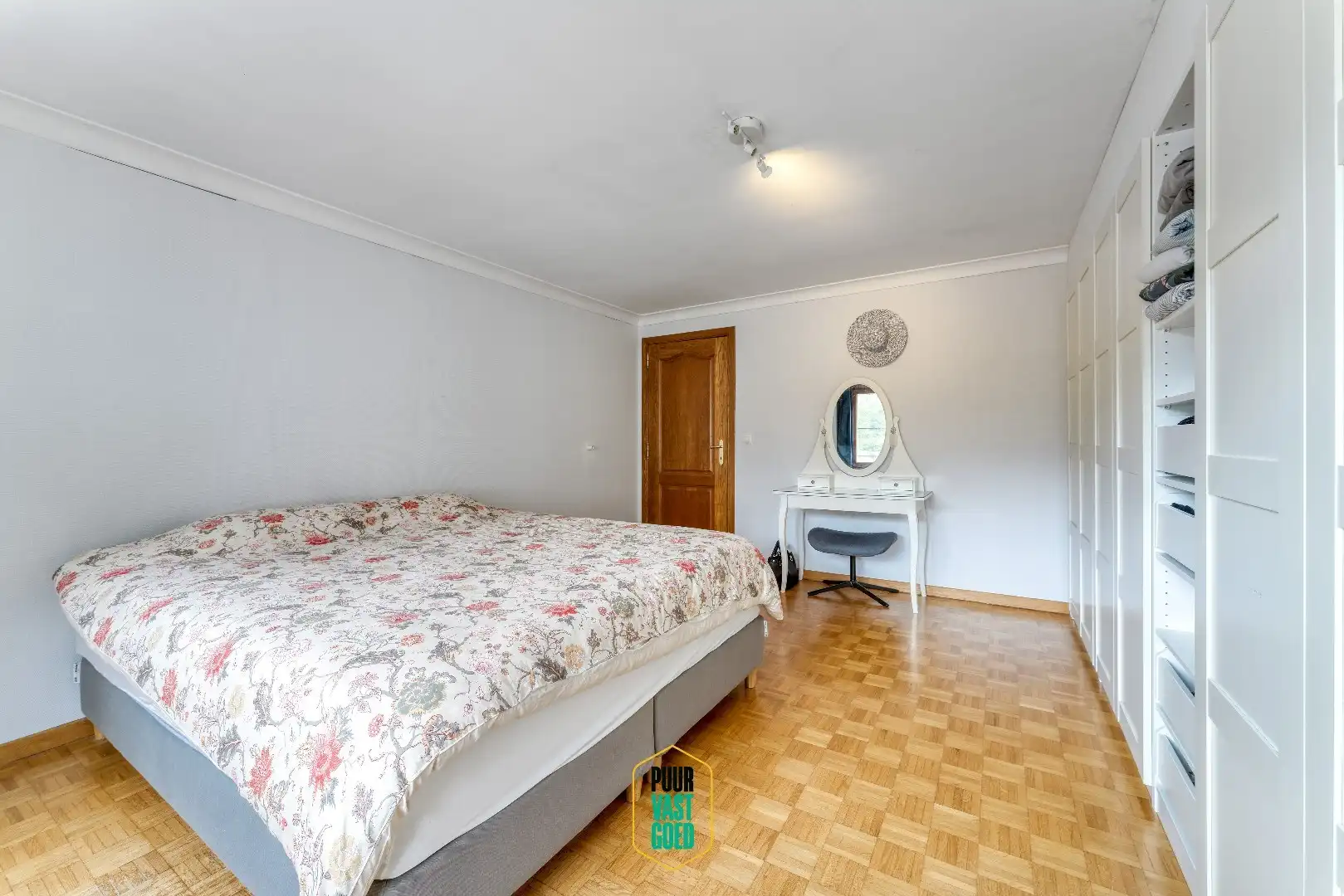 Handelsruimte met achteruitgang en 2 appartementen! foto 16