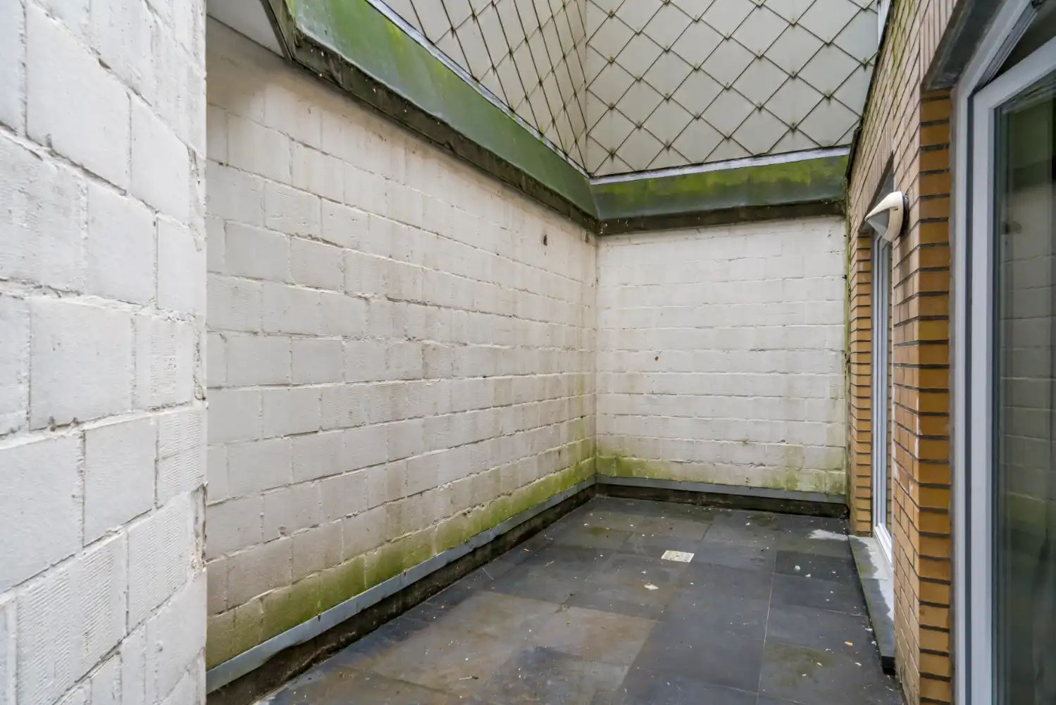 Ruim gelijkvloers appartement met drie slaapkamers en twee badkamers. In het centrum en dichtbij de Dijk en het strand van Blankenberge. Dit appartement wordt gemeubeld verhuurd. foto 15