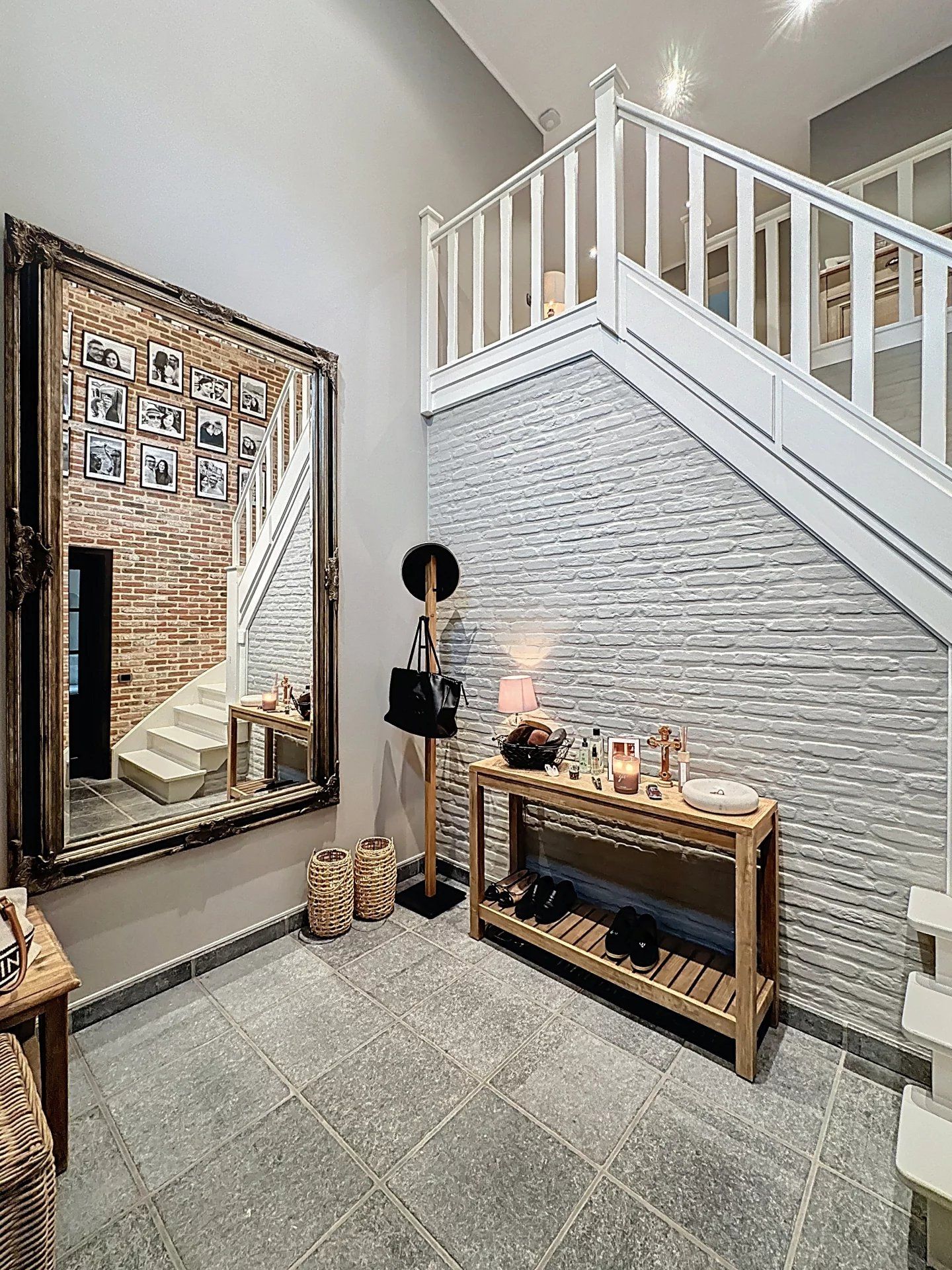 Prachtige landelijke gelegen vrijstaande woning uit 2001, gelegen op een perceel van 16a 43ca. Deze woning biedt comfort, ruimte en privacy met hoogwaardige afwerking en moderne gemakken. foto 3