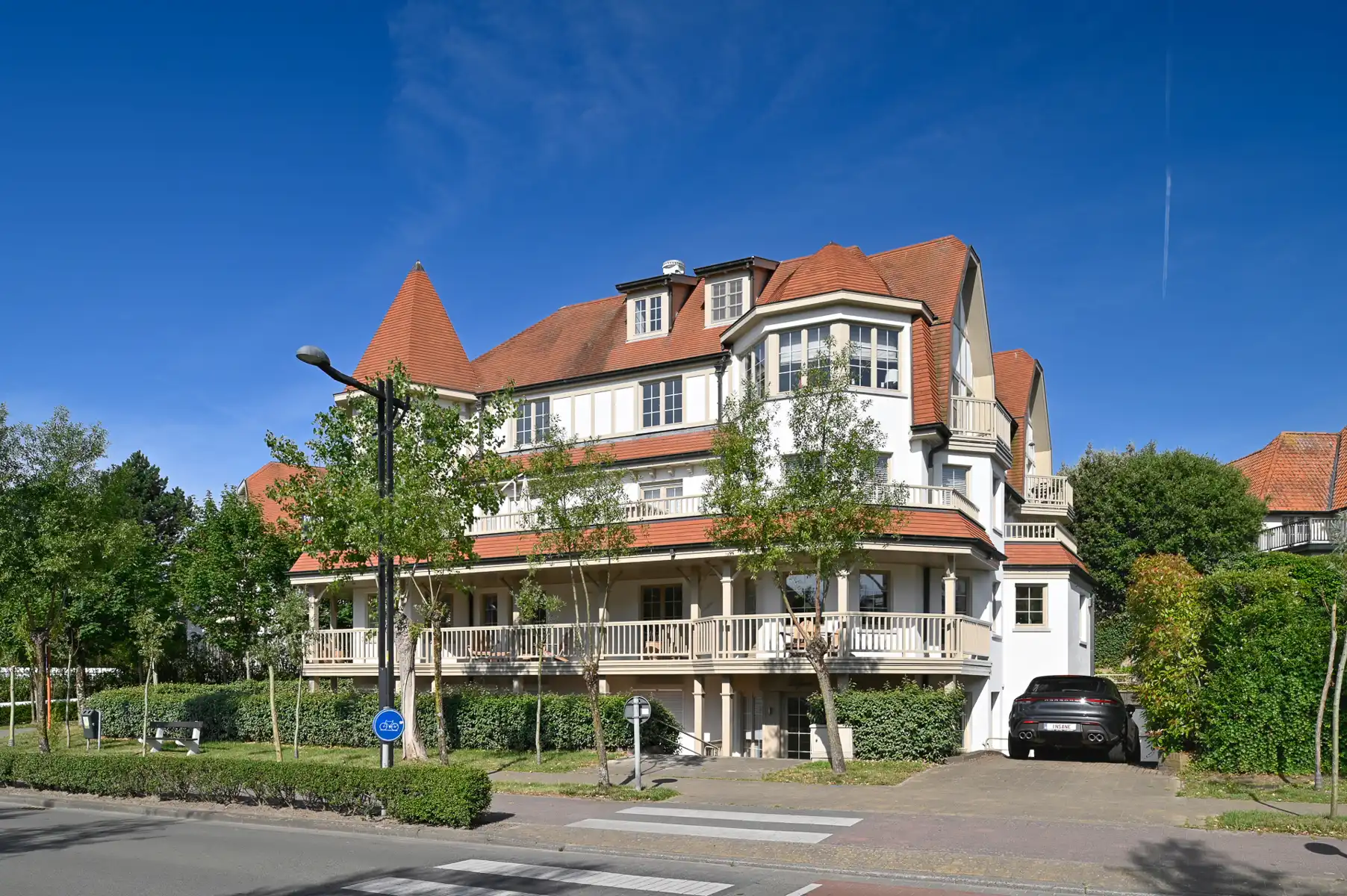Ruim hoekappartment met terrassen, op enkele passen van het Albertplein foto {{pictureIndex}}