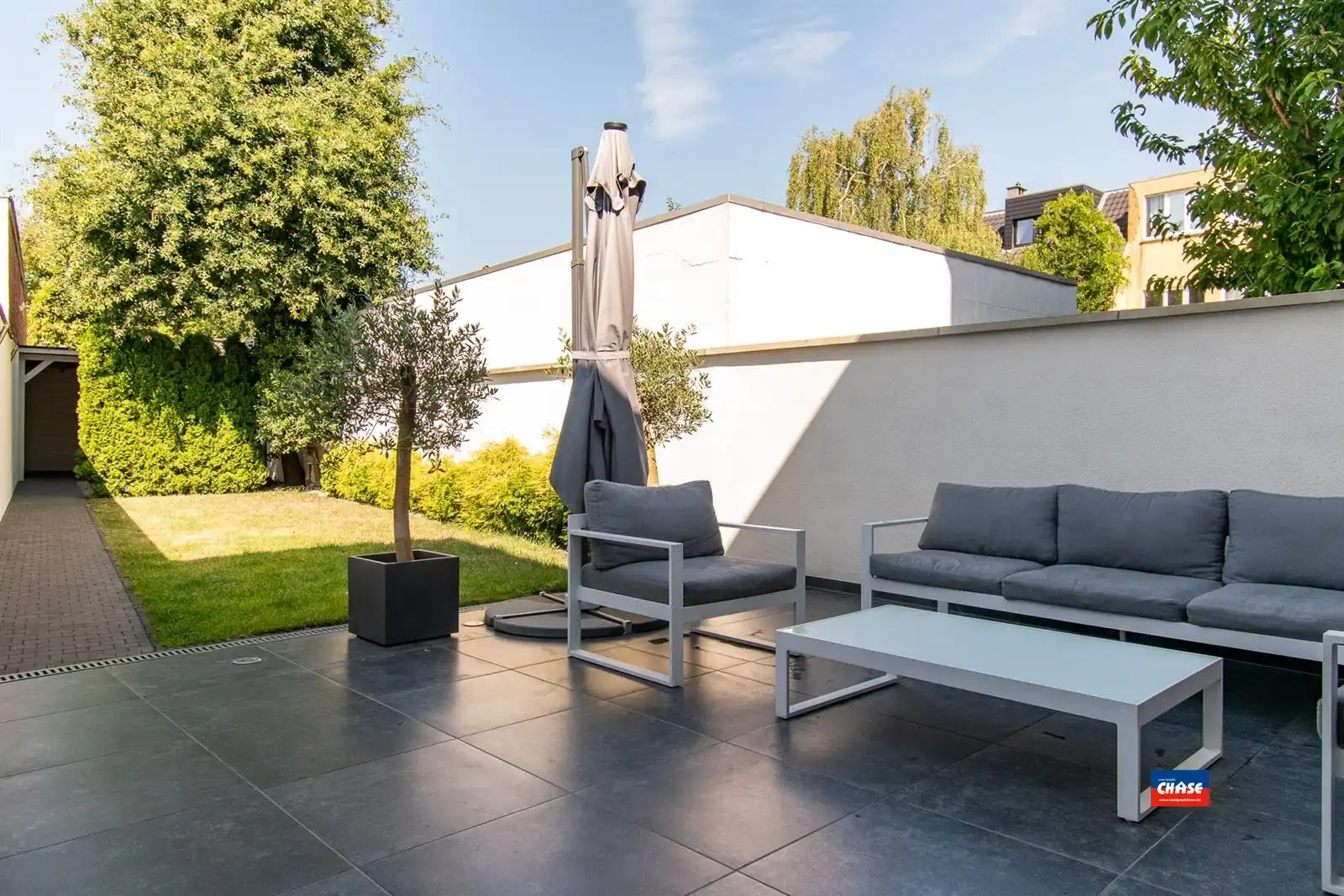 Gerenoveerde woning met terras, drie slaapkamers en garage foto 3