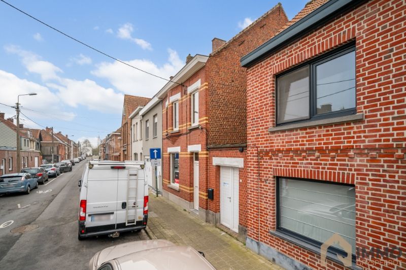 Te koop centrum Roeselare, woning met prachtige gevel, terras en kleine garage foto 3