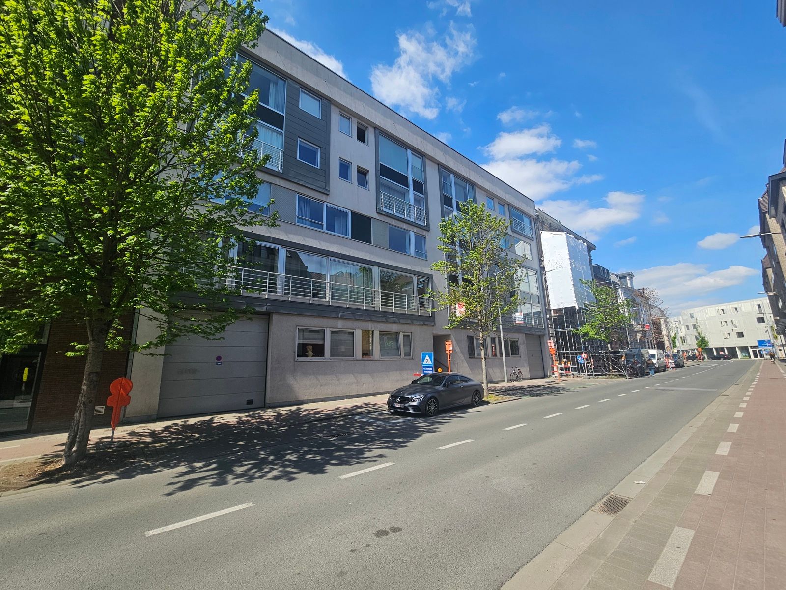 Instapklaar appartement met 2 slaapkamers aan het Plein! foto 19