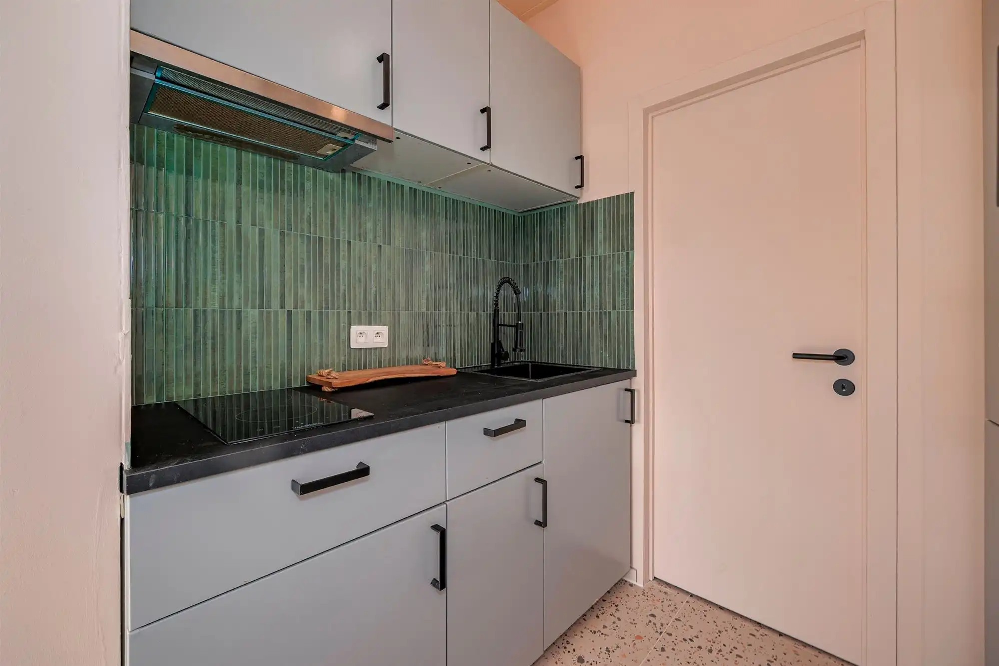 Gerenoveerde en lichtrijke studio met uitzicht foto 6