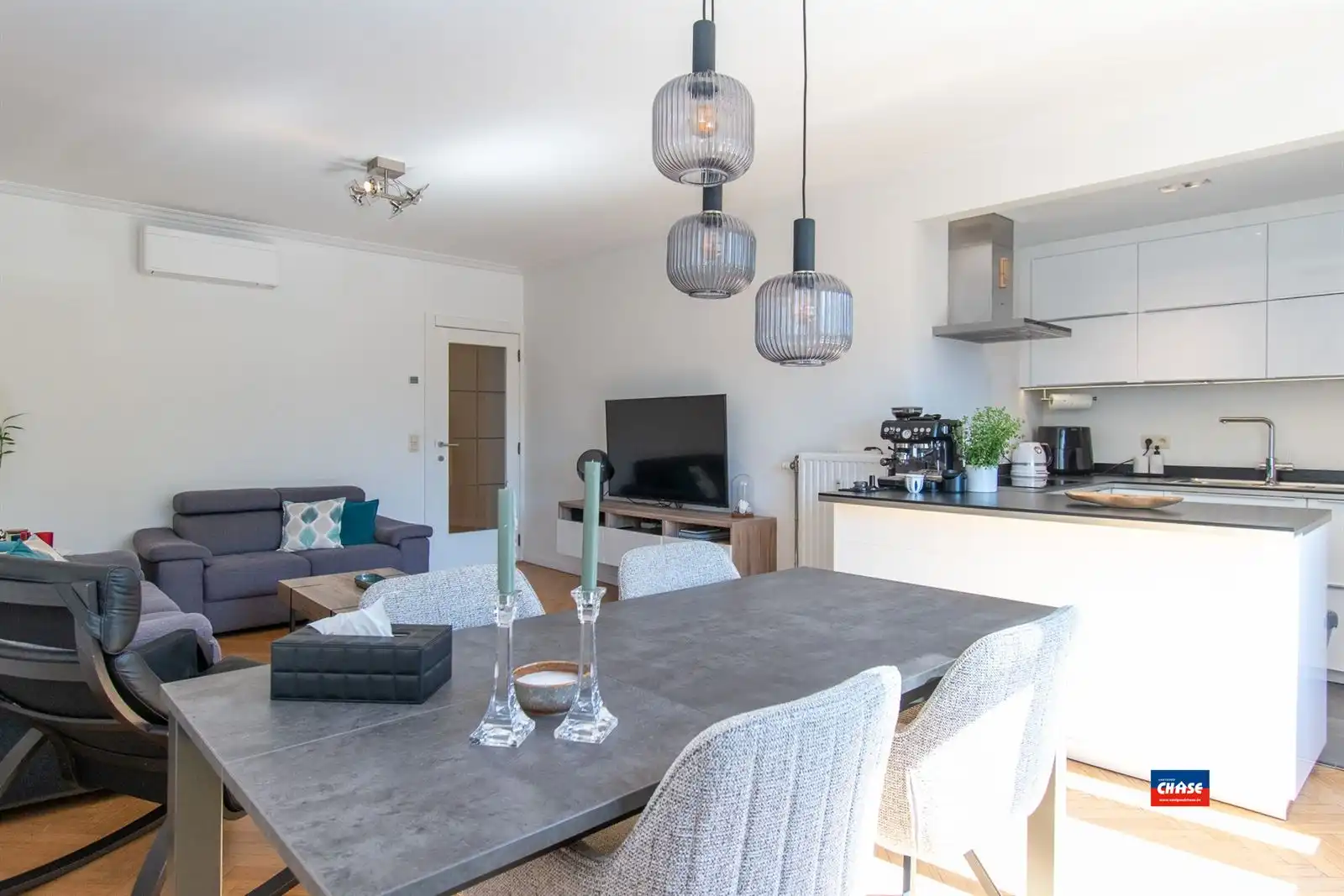 Modern en lichtrijk appartement met 2 slaapkamers en kelderberging. foto 6