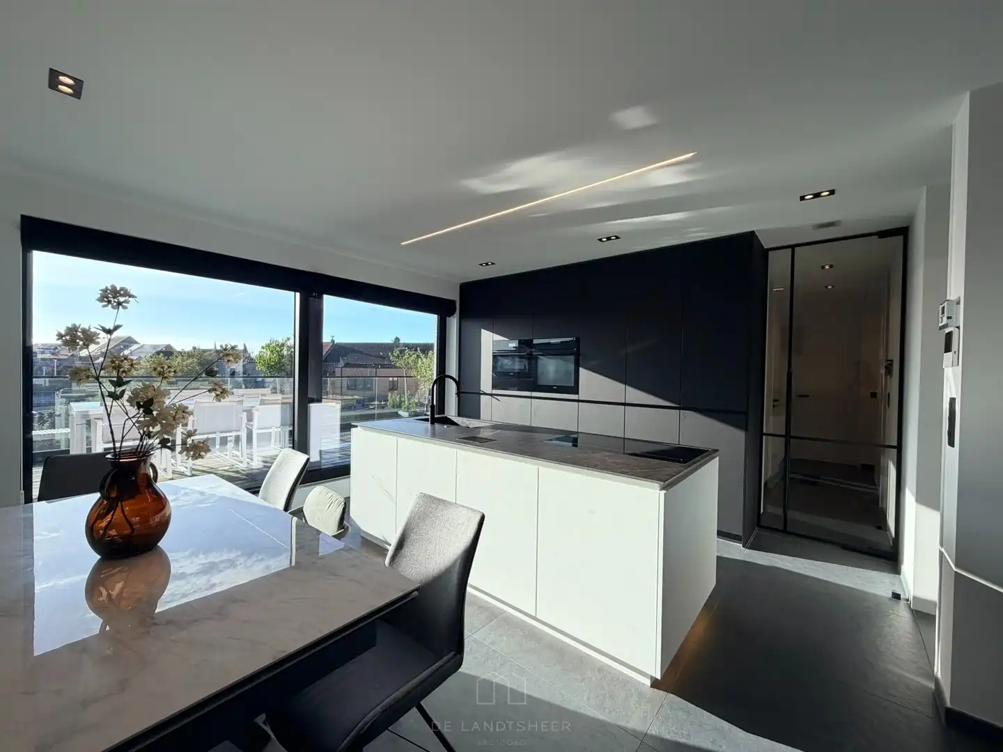 Stijlvol dakappartement met 3 slaapkamers, 2 badkamers en uitzonderlijk veel maatwerk foto 6