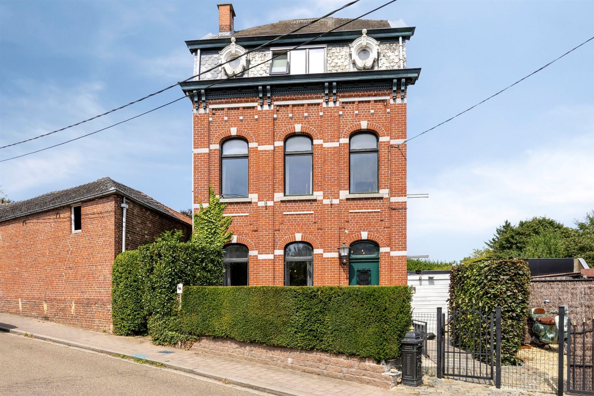Hoofdfoto van de publicatie: Prachtig gerenoveerde serristenwoning op prima locatie nabij centrum