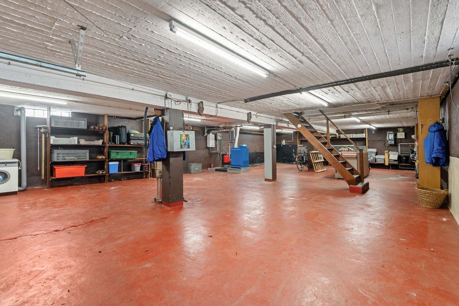 Ruime woning met prachtig onderhouden tuin met verzicht over de velden foto 24