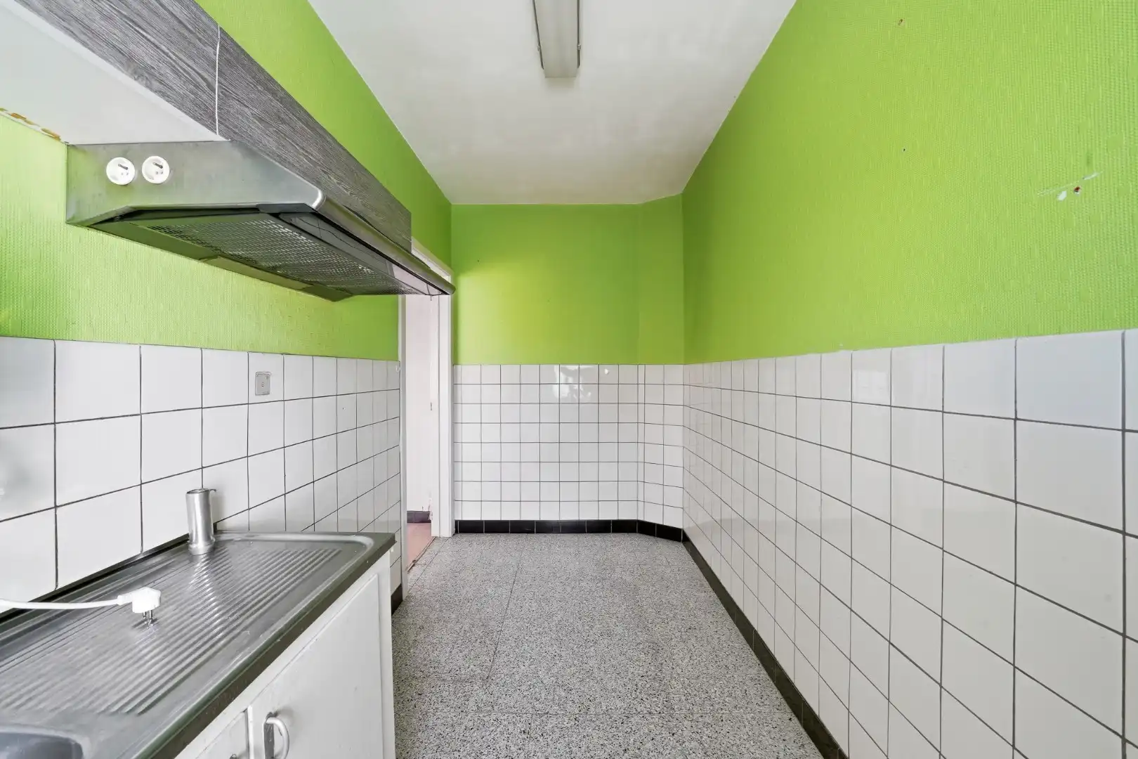 Te renoveren gelijkvloers appartement met 2 slaapkamers in Oostende foto 5