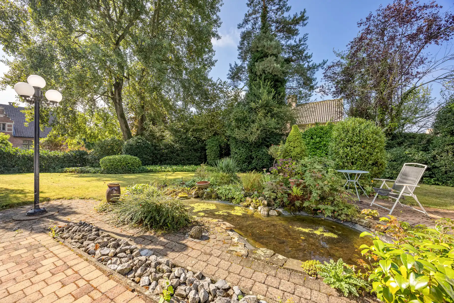 Te renoveren gelijkvloerse woning op ca. 1400 m² foto 3