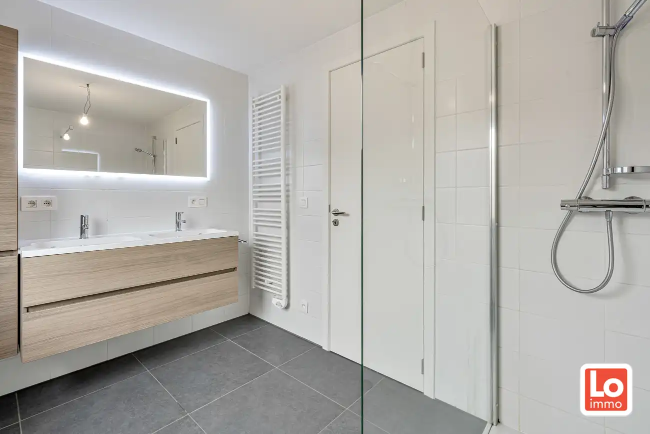 VERKOCHT! Moderne en instapklare halfopen woning met afzonderlijke garage in Lochristi! foto 13