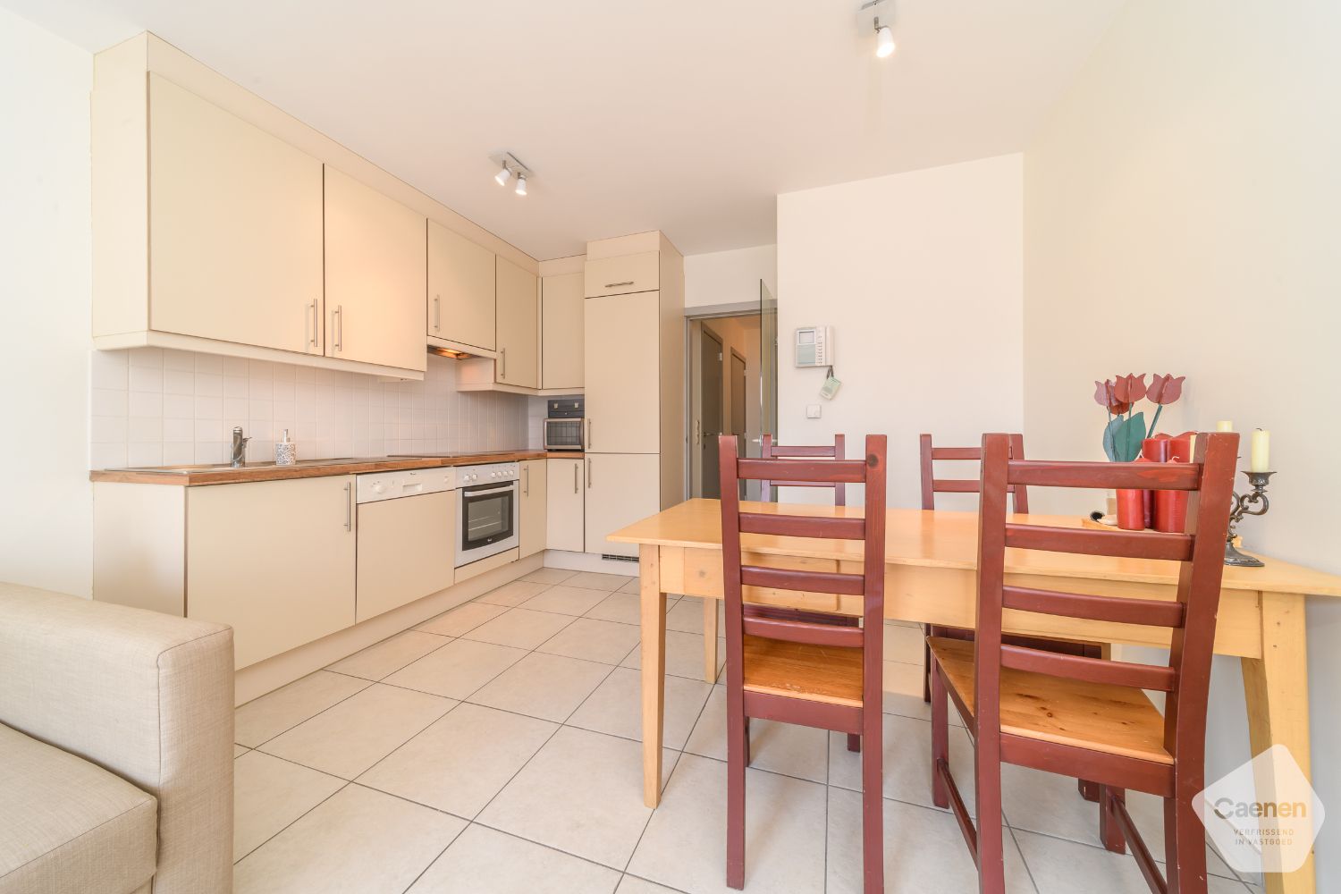 Instapklaar 1-slaapkamerappartement met terras nabij zee en centrum foto 3
