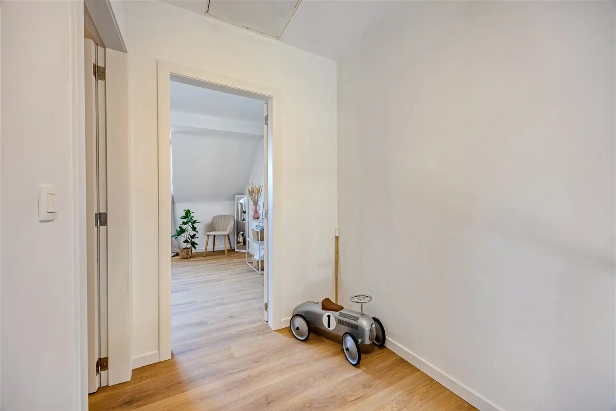 Volledig vernieuwde woning met 4 grote slaapkamers en tuin foto 27