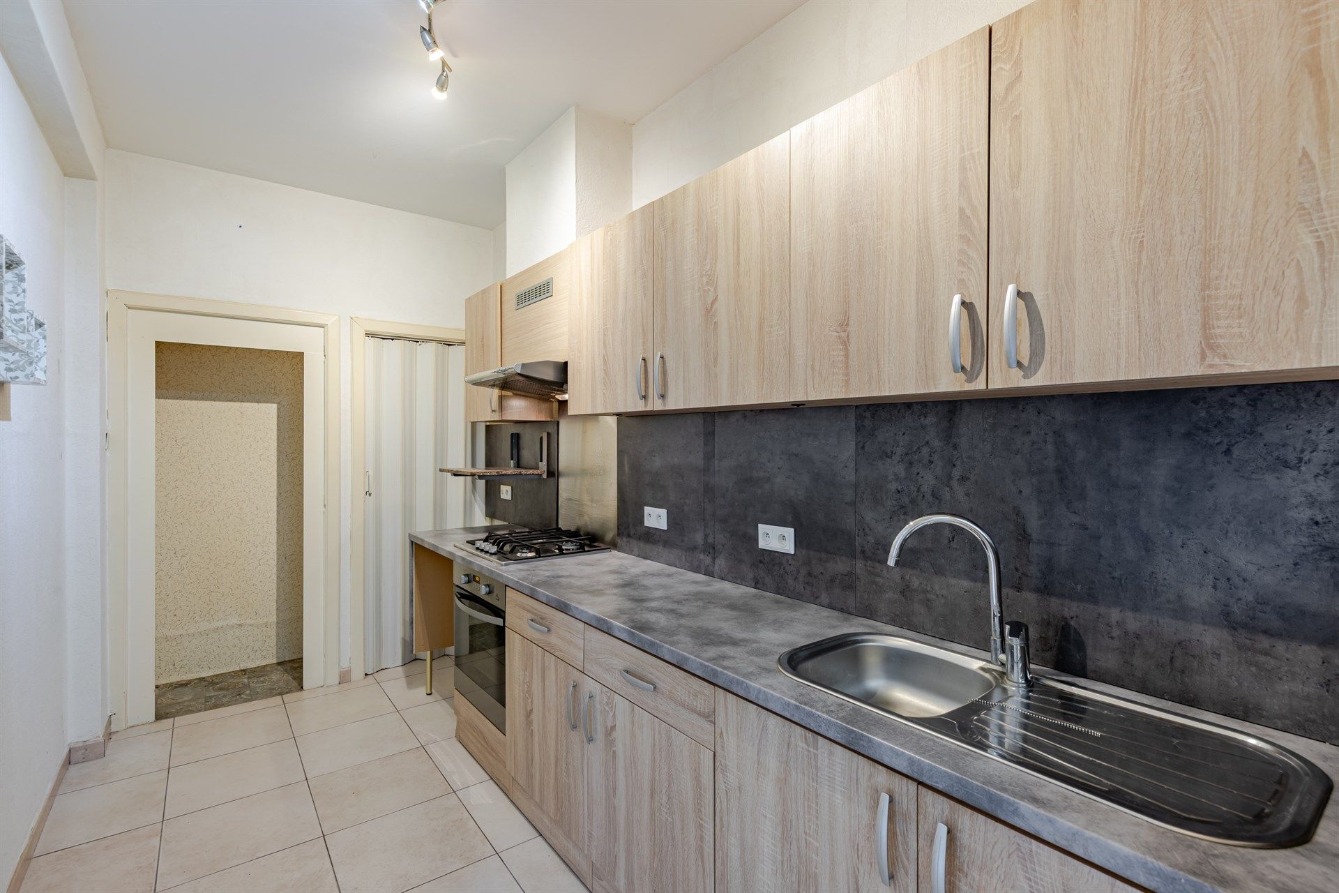 Op te frissen woning met twee slaapkamers en garage te Hofstade foto 7