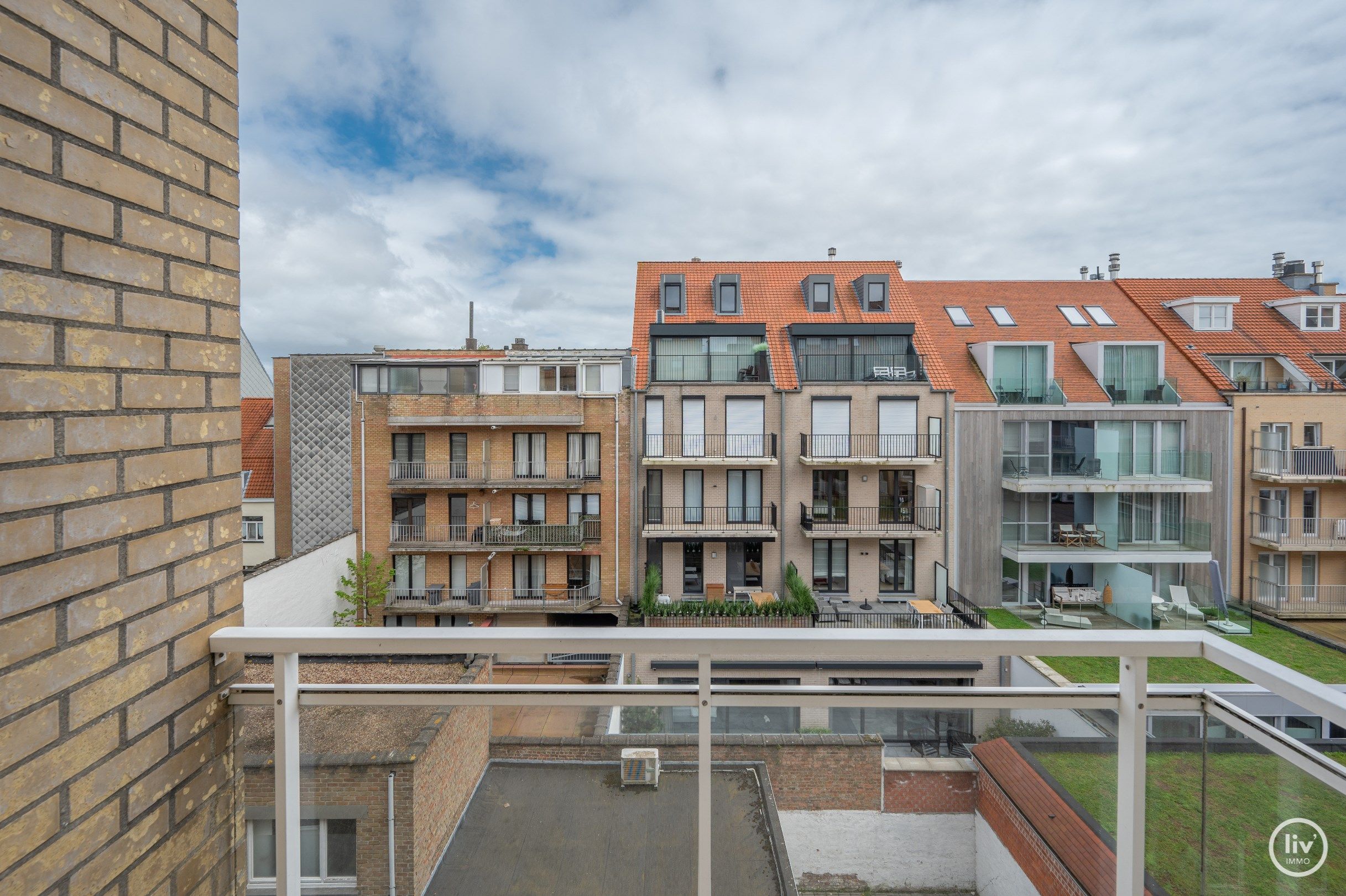 Uitmuntend gerenoveerd 3 slaapkamerappartement met mooie breedte gelegen op de Lippenslaan te Knokke. foto 11