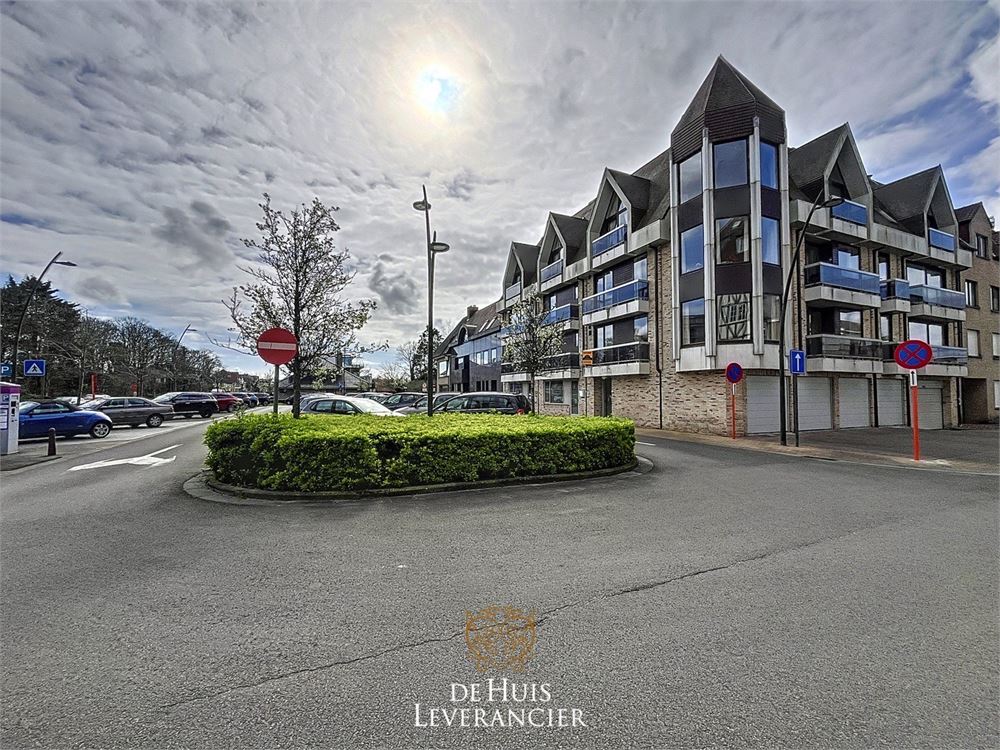 Grote garage met staanplaats te koop in Koksijde foto {{pictureIndex}}