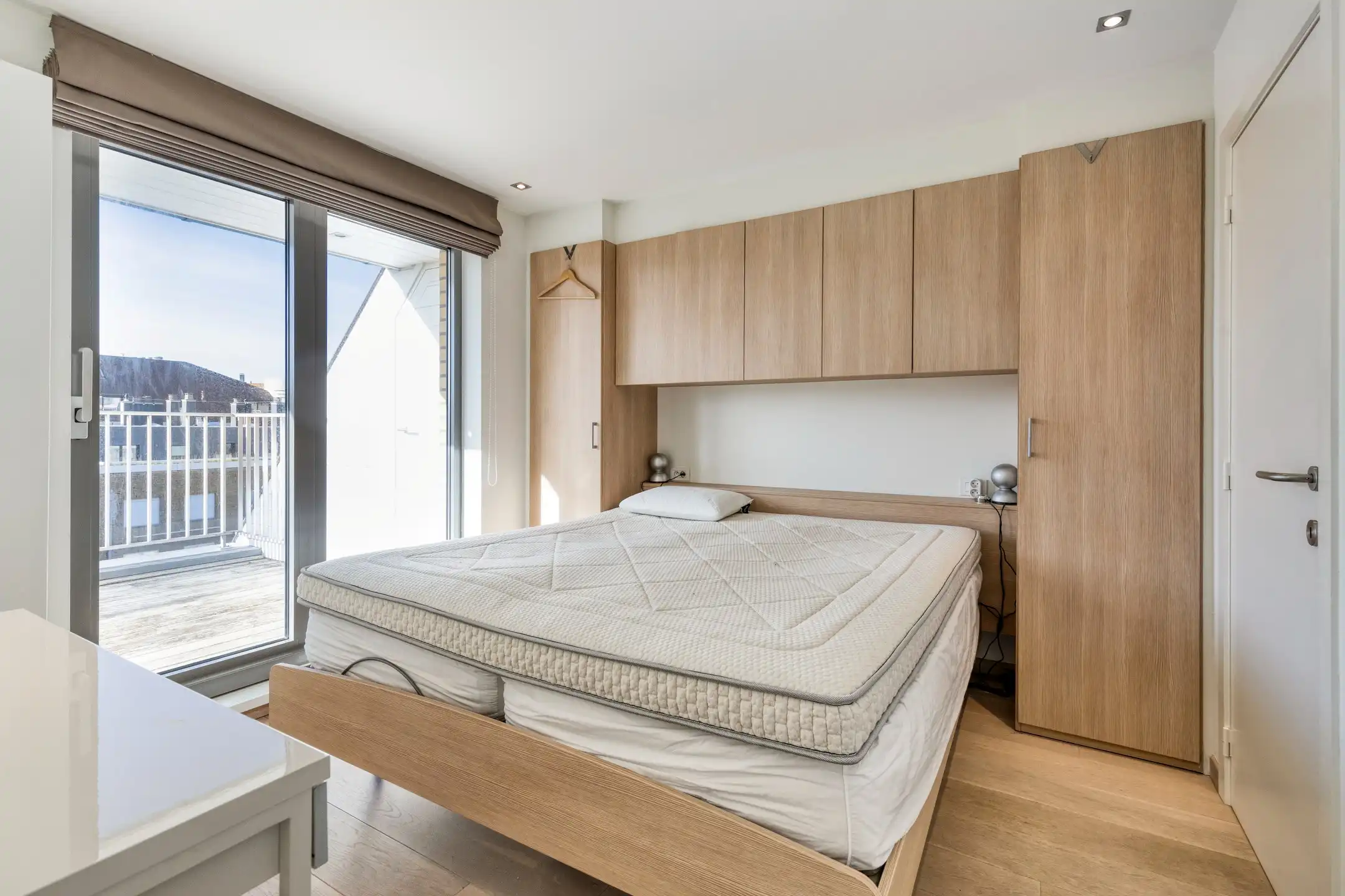 Instapklare duplex gelegen op slechts enkele passen ven het Van Bunnenplein en de zeedijk. foto 11