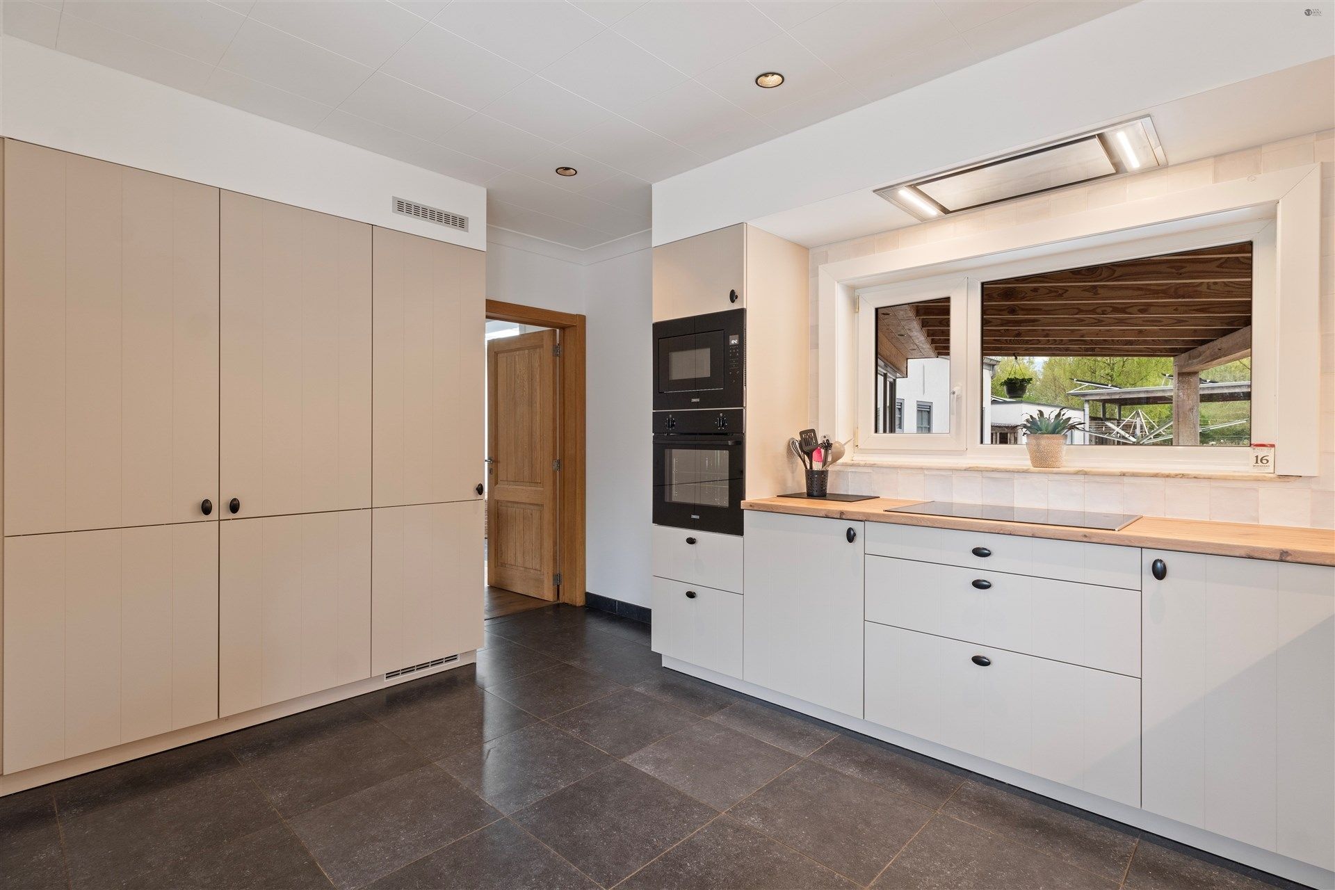Indrukwekkende woning op een ruim perceel van 2208 m². foto 11
