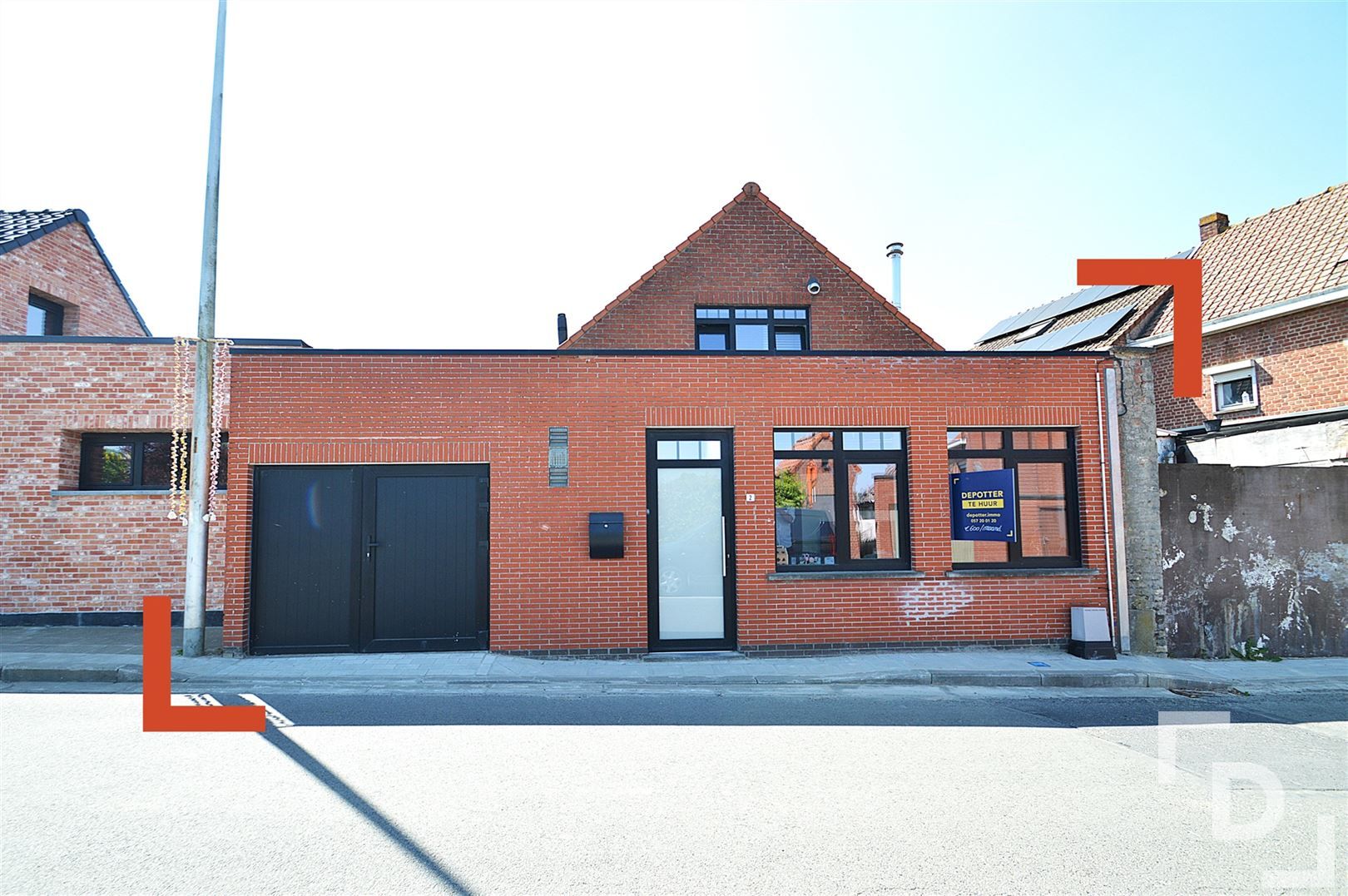 Volledig gerenoveerd, compact huis in Vlamertinge. foto 19