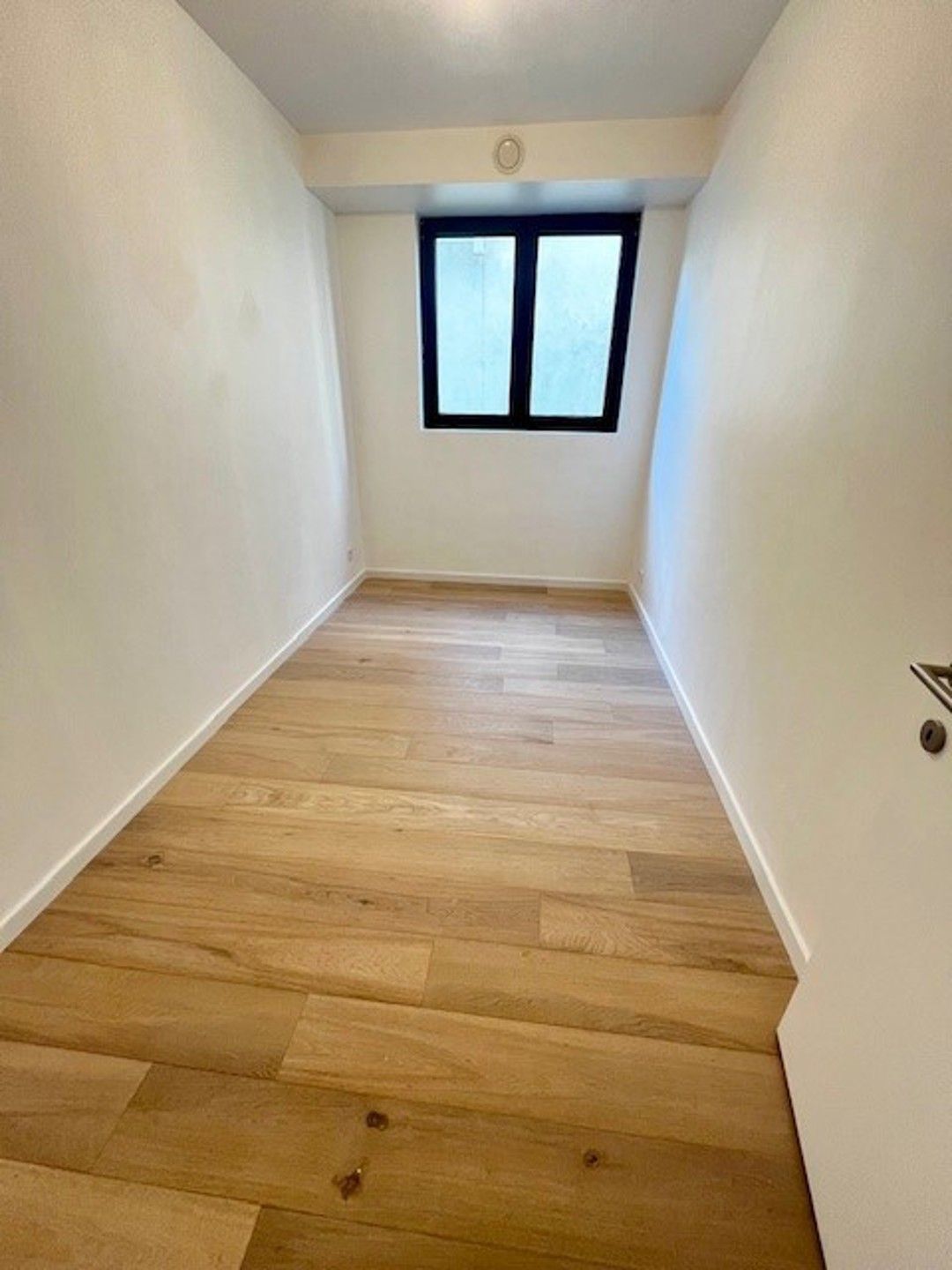 Gerenoveerd 3 slpk app + aparte bureau met tuin en garagebox foto 12