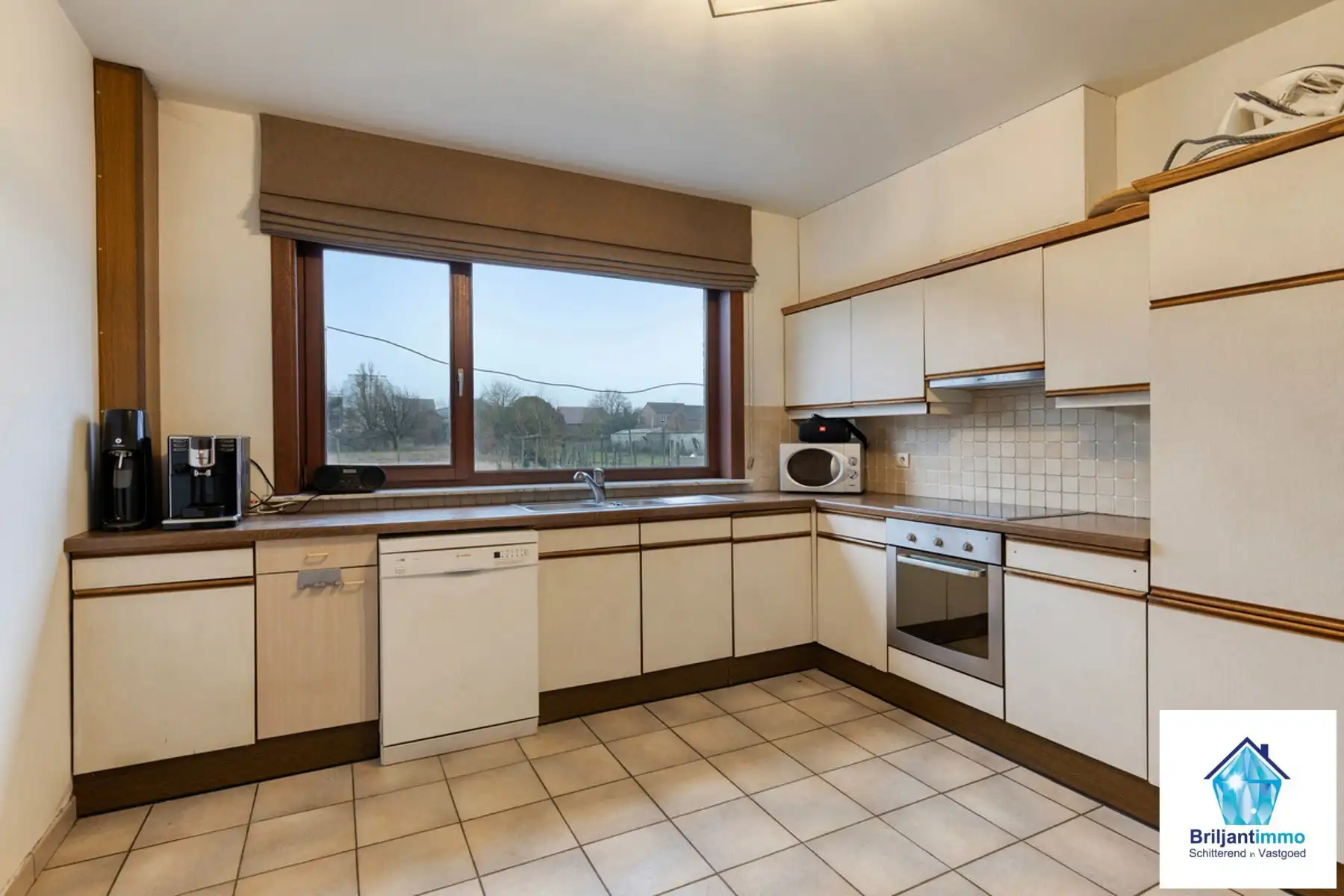 Open bebouwing met 3 slp, garage en tuin in rustige buurt foto 9