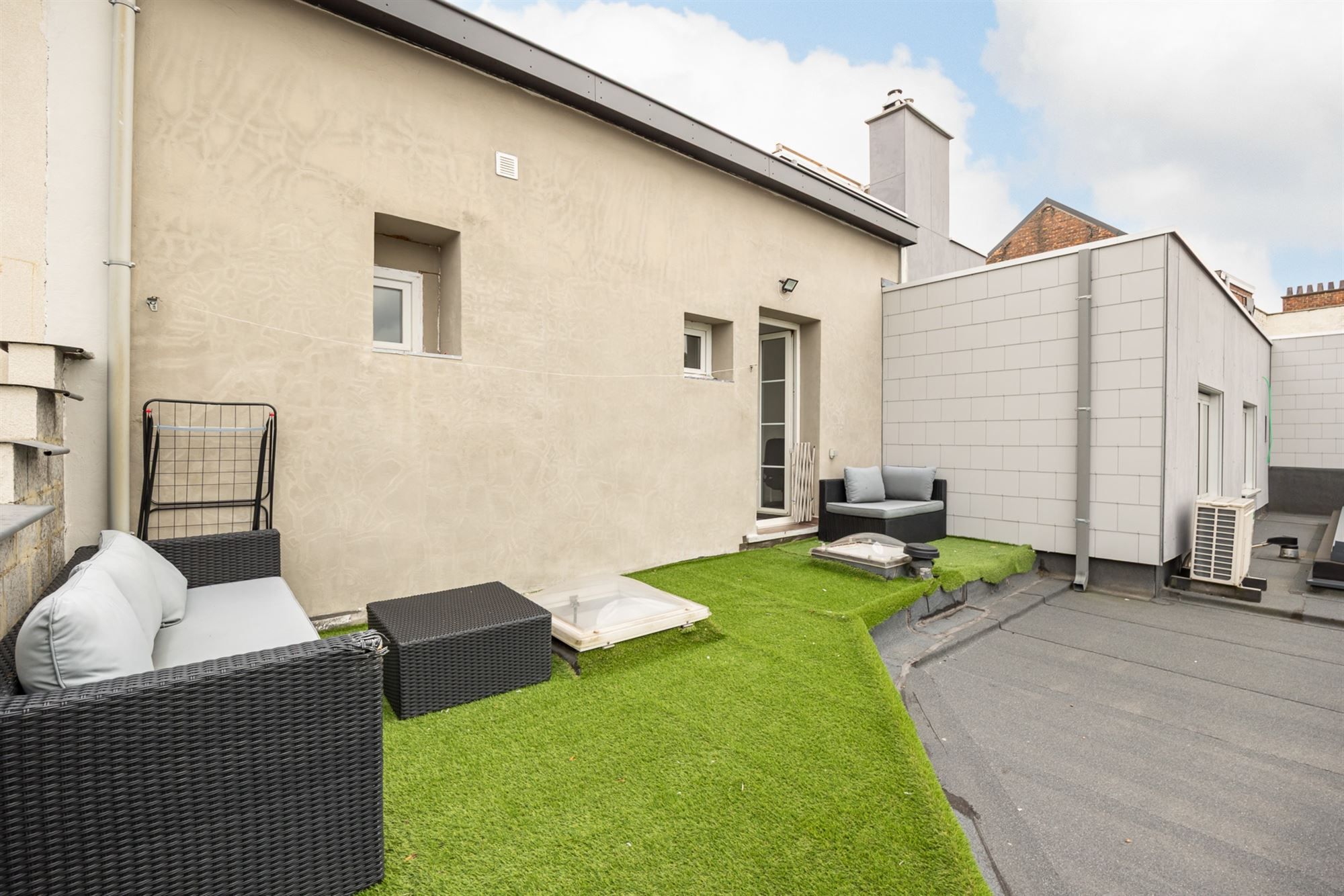Gerenoveerde woning met drie slaapkamers en terras foto 14