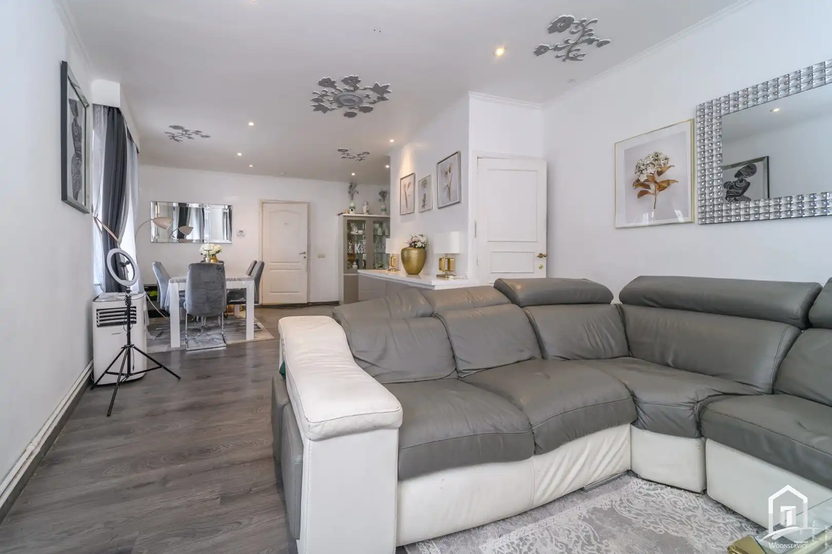 Centraal gelegen, licht op te frissen hoekwoning foto 2