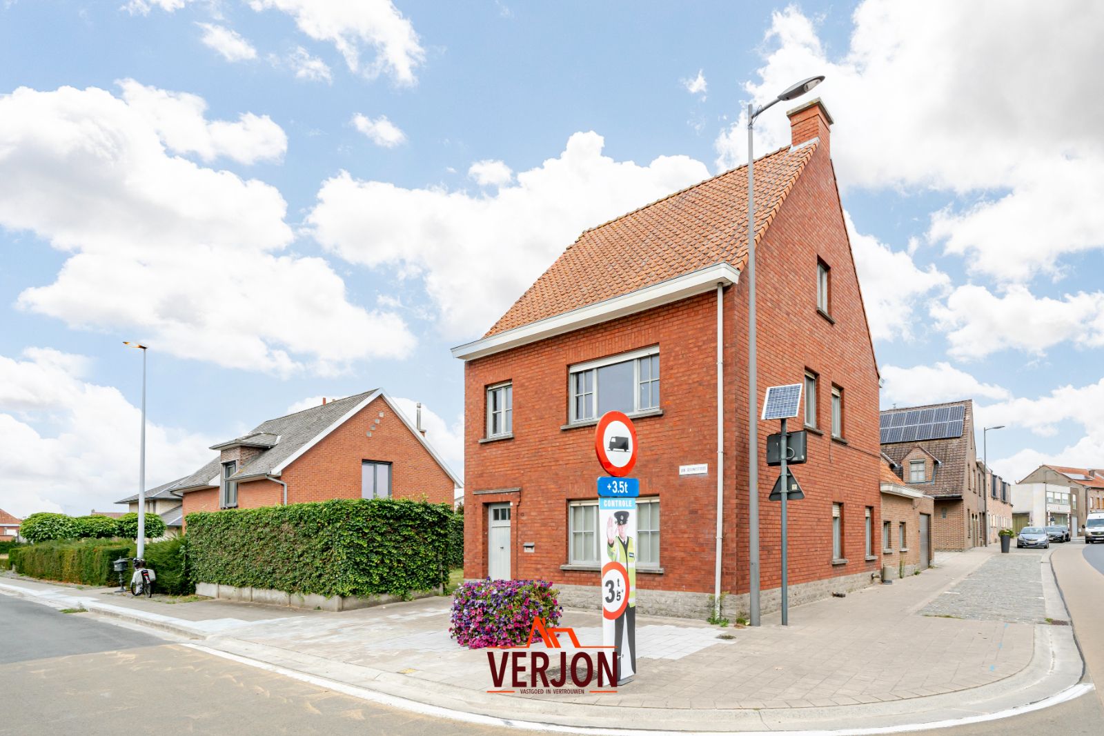 Woning met tuin en garage in het centrum van Ardooie! foto 2