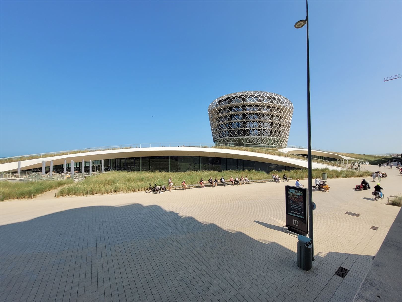 Gemeubelde studio met zicht op casino en de zee foto 7
