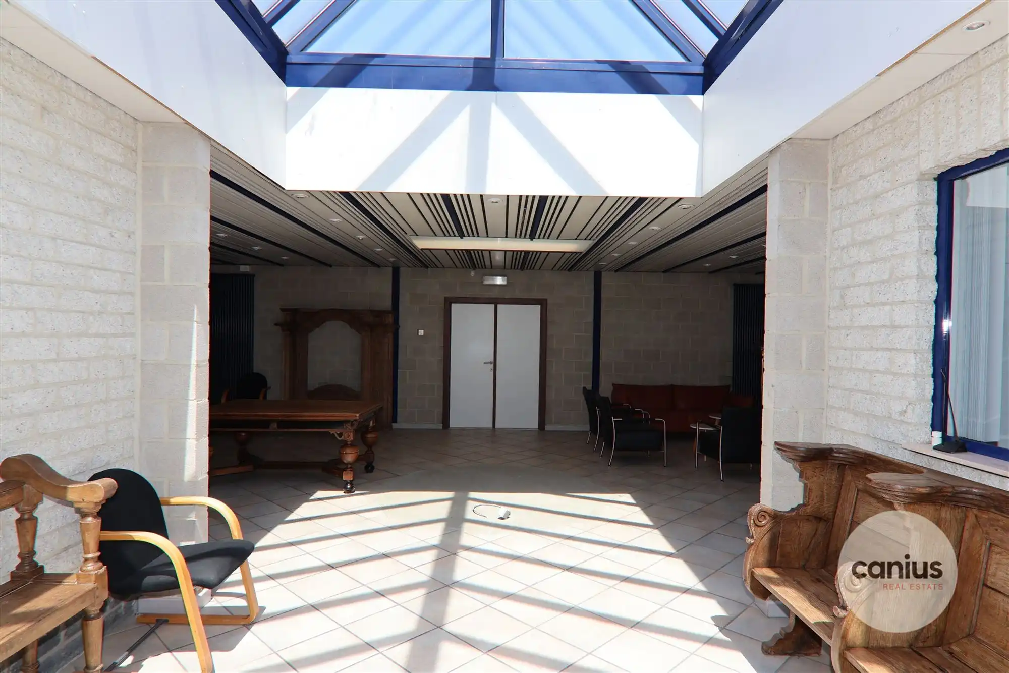 COMMERCIEEL GEBOUW MET MAGAZIJN EN WONING OP EEN ZICHTBARE LOCATIE  foto 4