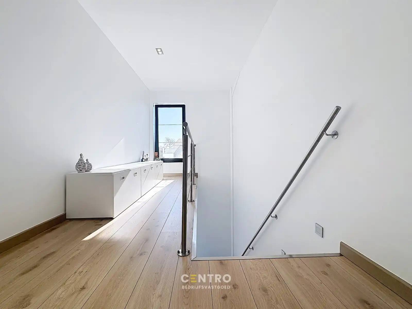 Instapklaar BEDRIJFSGEBOUW (bj. 2009) bestaande uit geïsoleerde MAGAZIJN, KANTOREN en een luxueus afgewerkte LOFT-APPARTEMENT op verdieping. Op bedrijventerrein "Oude Barriere" te Diksmuide. foto 8
