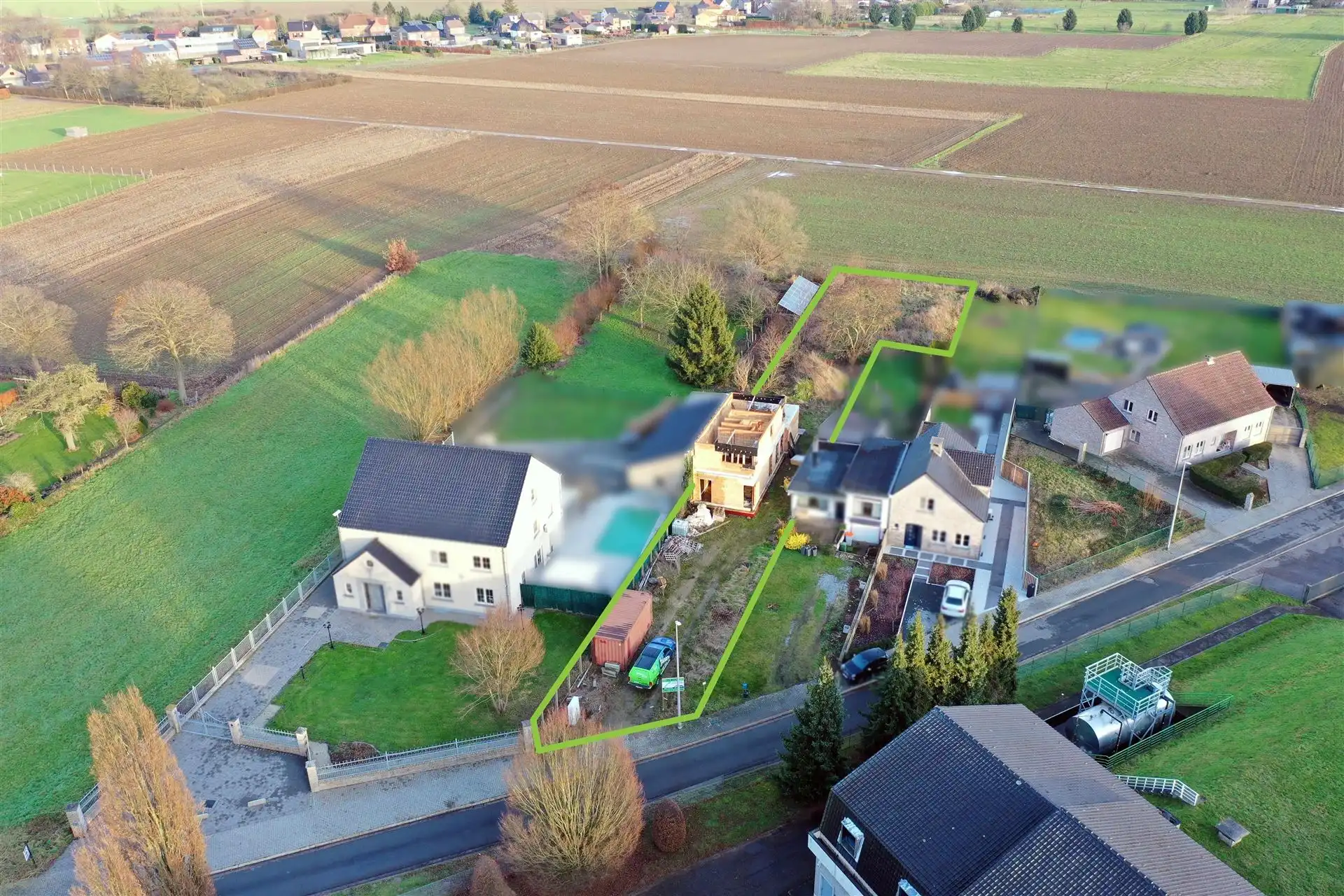 Bouwperceel in opbouw met plannen in een doodlopende straat  foto {{pictureIndex}}