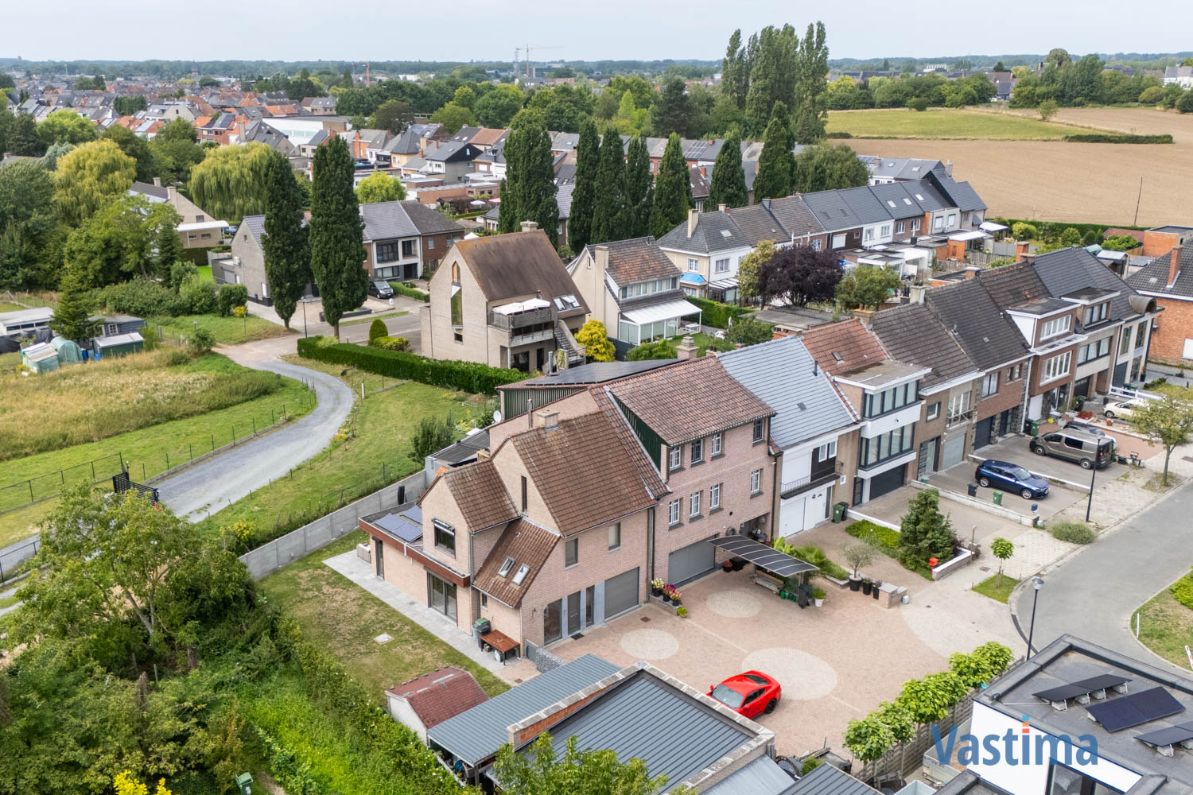Halfopen bebouwing met zonnige tuin in doodlopende straat foto 2