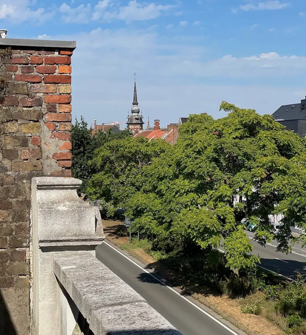 architecturale parel met zonnige stadstuin nabij de Ezelpoort foto 20